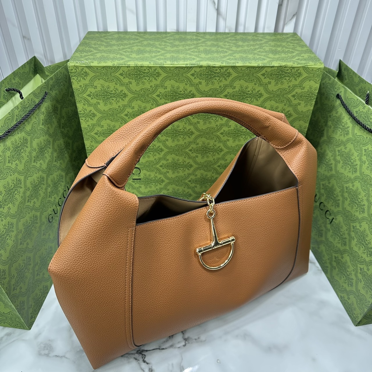 Gucci Softbit maxi shoulder bag โฉมใหม่ล่าสุด กับกระเป๋าสะพายรูปทรงใหม่เรียบหรูด้วยหนังลายเกรน ใบใหญ่จุใจพร้อมใบลูกเข้าเซ็ท ตกแต่งอะไหล่ Horsebit ครึ่งรูปขนาดใหญ่ด้านหน้าสวยหรูโดดเด่น สวยผู้ดี ดารา เซเลปใช้กันเพียบ