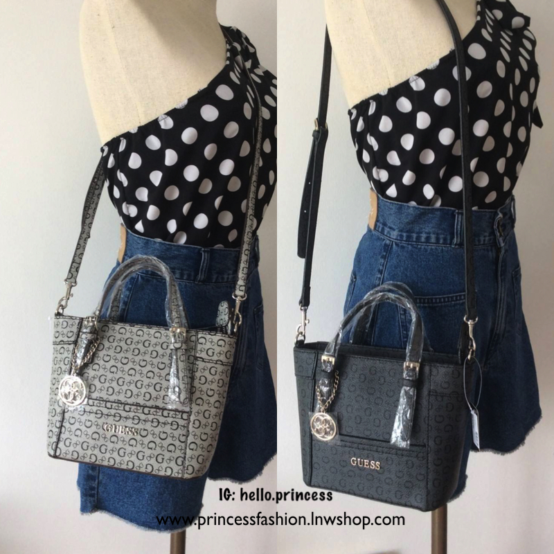 Don’t Miss! GUESS CATE MINI CROSS BODY BAG กระเป๋าถือหรือสะพายรุ่นที่ฮิตและขายดีที่สุดจาก GUESS FACTORY หนัง Saffiano ลาย GUESS Signature สวยอยู่ทรง ขนาดกำลังดี น้ำหนักเบา ด้านหน้าประดับโลโก้พร้อมพวงกุญแจโลโก้แบรนด์ห้อยที่หูกระเป๋าถอดเเยกใช้ได้ เปิดปิดด้ว