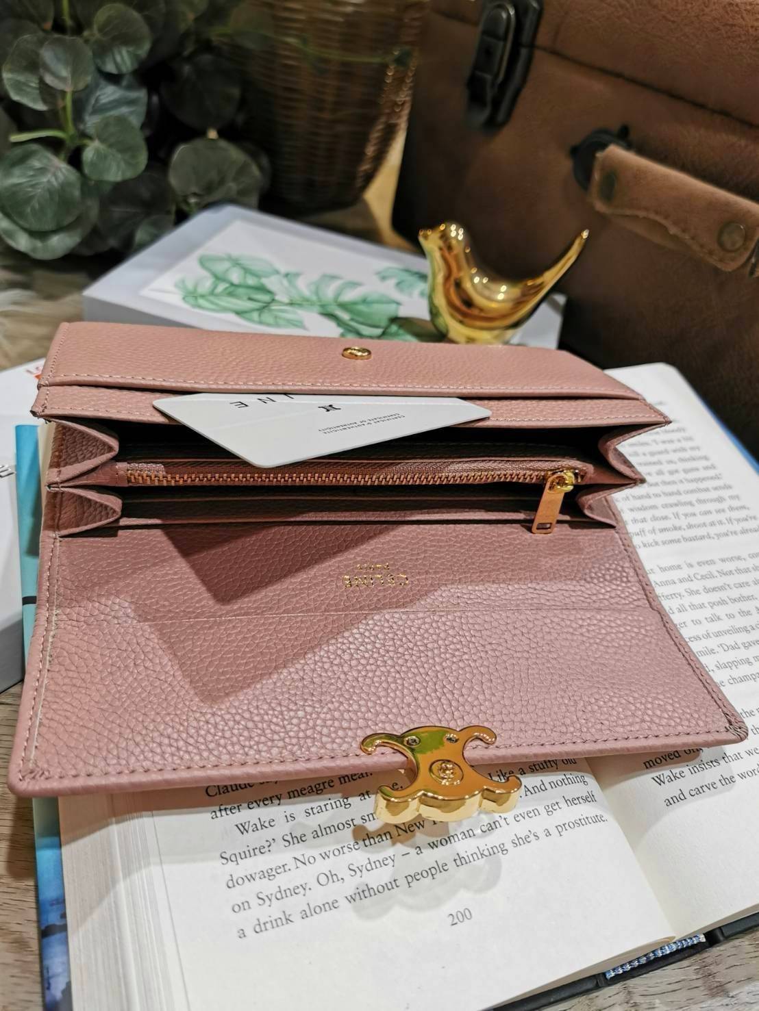 CELINE LONG WALLET BAG VIP วัสดุหนังแท้เทคเจอร์สวยอยู่ทรงมีโลโก้ด้านหน้า ภายในมีช่องใส่บัตรหลายช่อง มีช่องซิปใส่เหรียญ หัวซิปแบรนด์อะไหล่ทอง มีช่องใส่ธนบัตรหลายช่องเเยกเป็นสัดส่วน ใส่แบงก์พันได้ ใส่มือถือ iphone ได้ ภาพถ่ายจากสินค้าจริง! มาใน Original Pac