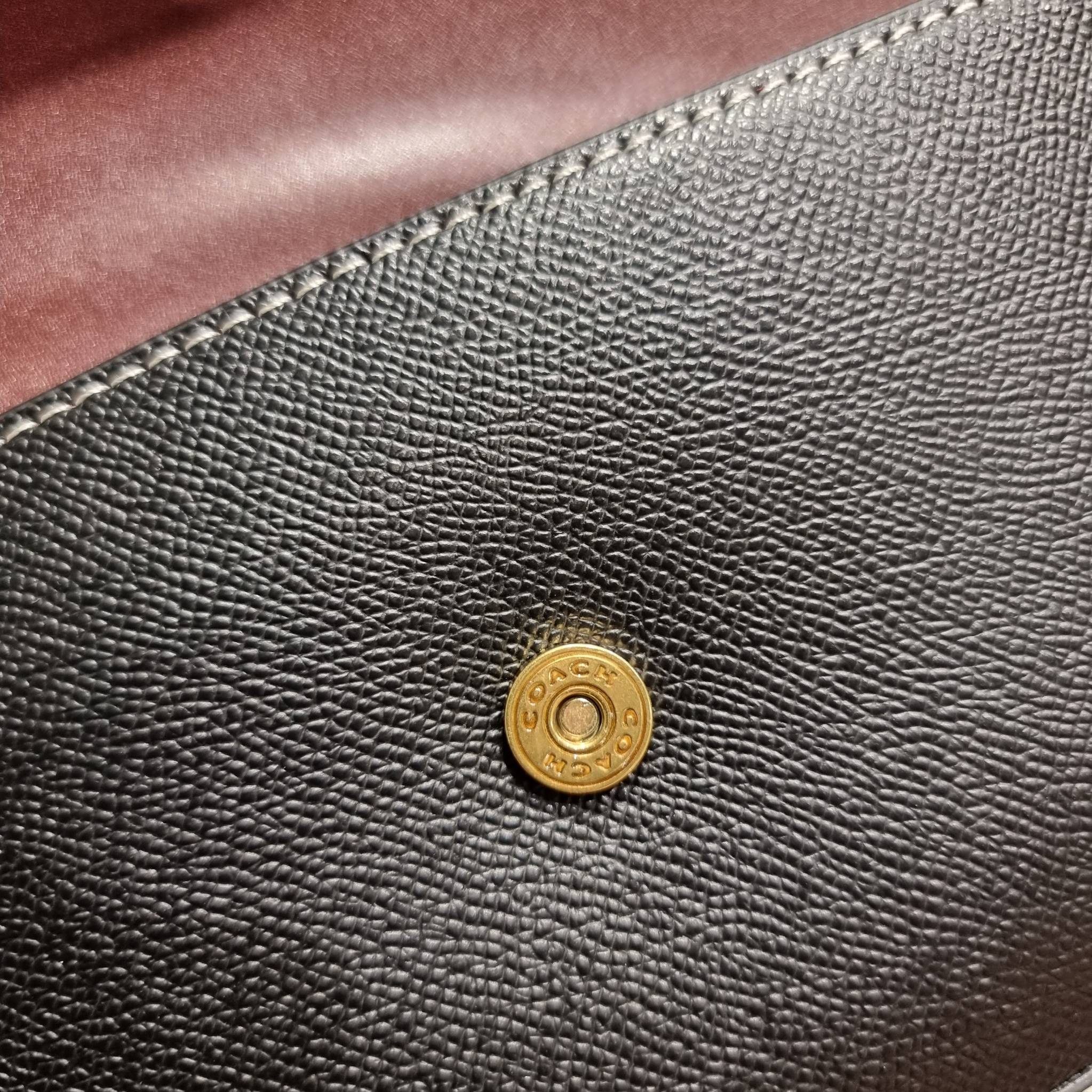 COACH C8439 WYNN CROSSBODY ใหม่ล่าสุด พร้อมเสิร์ฟความหรู ดูดีแบบน้อยแต่มาก กระเป๋าสะพายครอสบอดี้ ที่ซ่อนดีเทลดีงาม มีช่องเสียบบัตรแยกใช้ได้ หรือจะใส่ไว้ในกระเป๋า เพื่อแบ่งสัดส่วนให้ดูน่าใช้ วัสดุหนังวัวลายเกรน เส้นคมสวย เปิด-ปิดด้วยกระดุมแม่เหล็ก สะดวกใช้