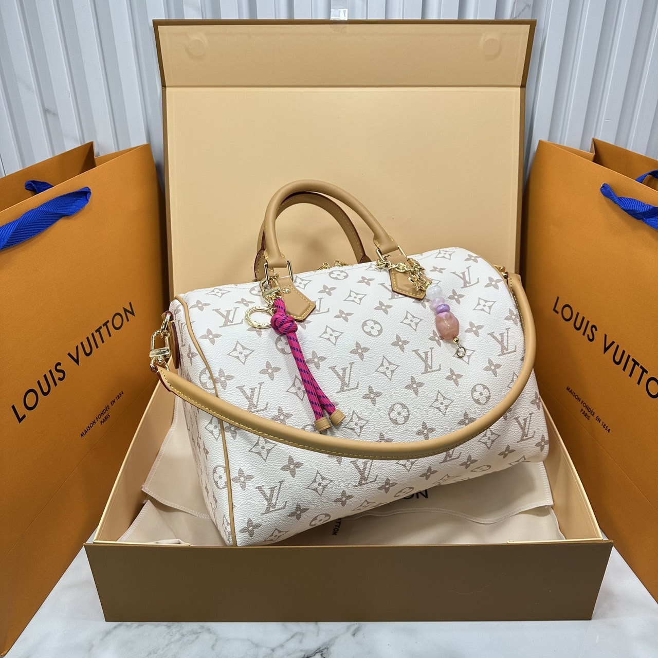 ORI หนังแท้ | LV Speedy Soft 30 Lucky Bag Monogram Dune/Pink กระเป๋าสะพายสปีดี้ทรงหมอน ทรงยอดนิยม สุดไอคอนิกดีไซน์ใหม่ แต่งแต้มสัมผัสเงางามดั่งอัญมณี ซับในสีชมพูพาสเทลตัดกัน โดดเด่นด้วยปมเชือกสีสันสดใส ตอกย้ำถึงความพิถีพิถันและใส่ใจในทุกรายละเอียด