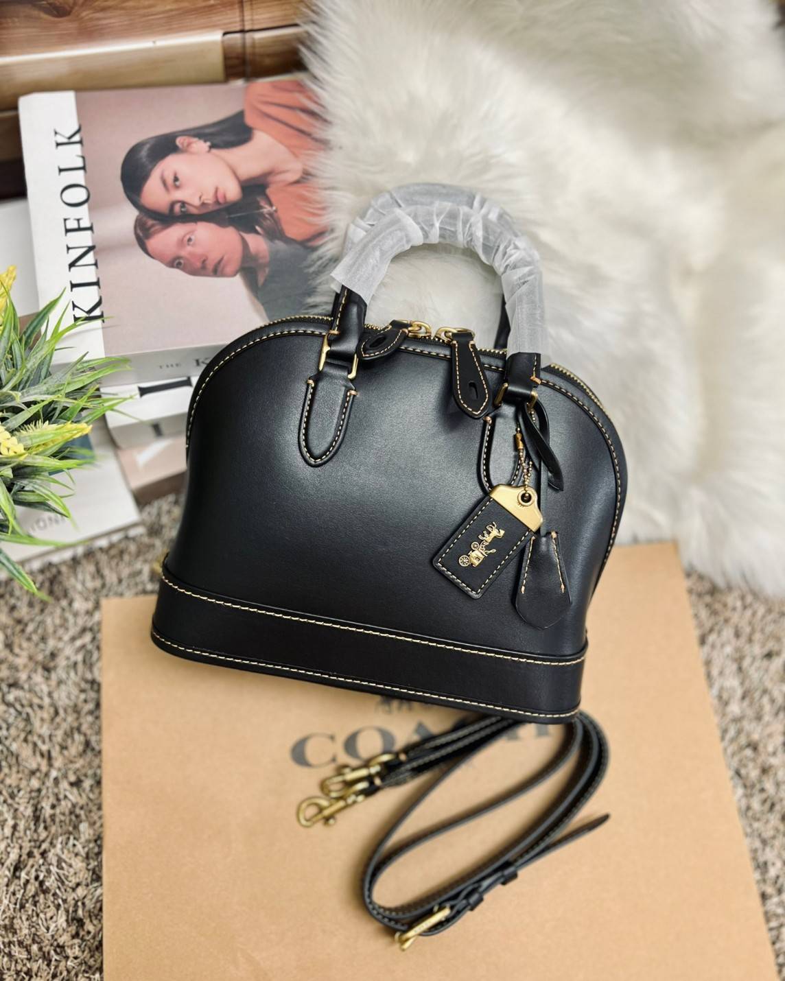 COACH REVEL BAG ((CC411)) ยังไม่เข้าไทย มีมาให้ตับจองก่อนใครที่นี่! พร้อมส่ง รุ่นใหม่ล่าสุด! สวยและดูดี ต้องยกให้รุ่นนี้เลยค่ะ กับกระเป๋าทรงโดม ที่ไม่ว่าลุคไหนๆก็เอาอยู่ หนังแท้เรียบสวยมากๆค่ะ 💕ด้านหน้าห้อยพวงแบรนด์+พวงหนังมาให้