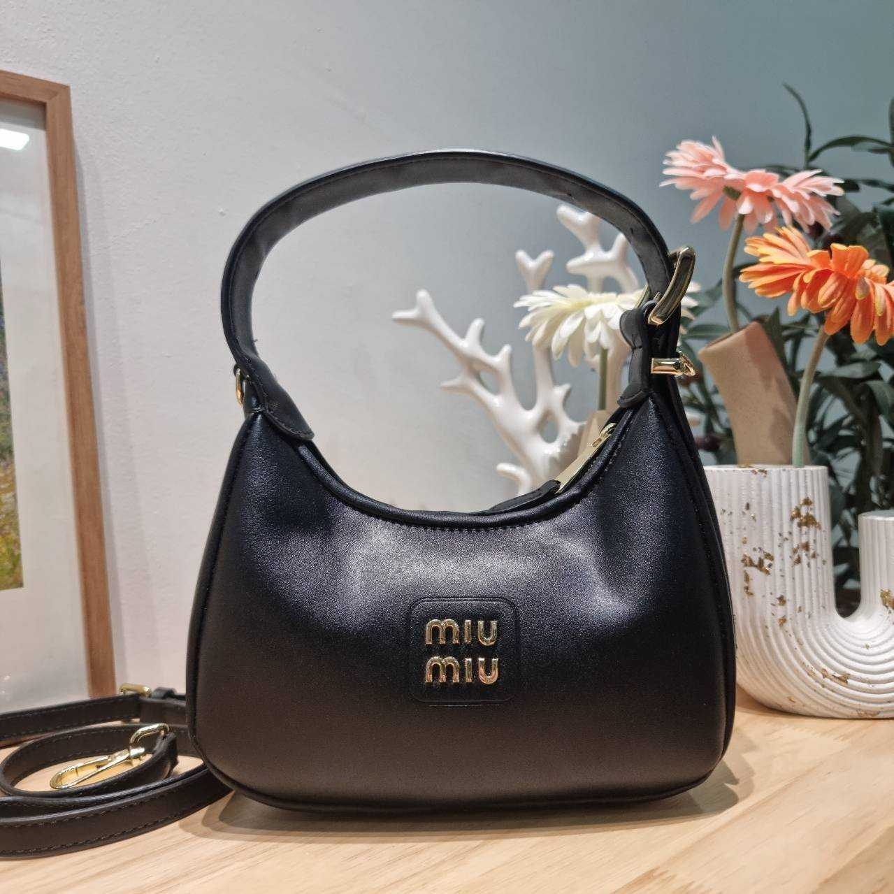 MIU MIU ZIP LEATHER TOP HANDLE BAG กระเป๋าสะพายไหล่/สะพายข้าง ทรงเก๋ ใช้งานง่าย เรียบหรูดูลัคชูสุดๆ