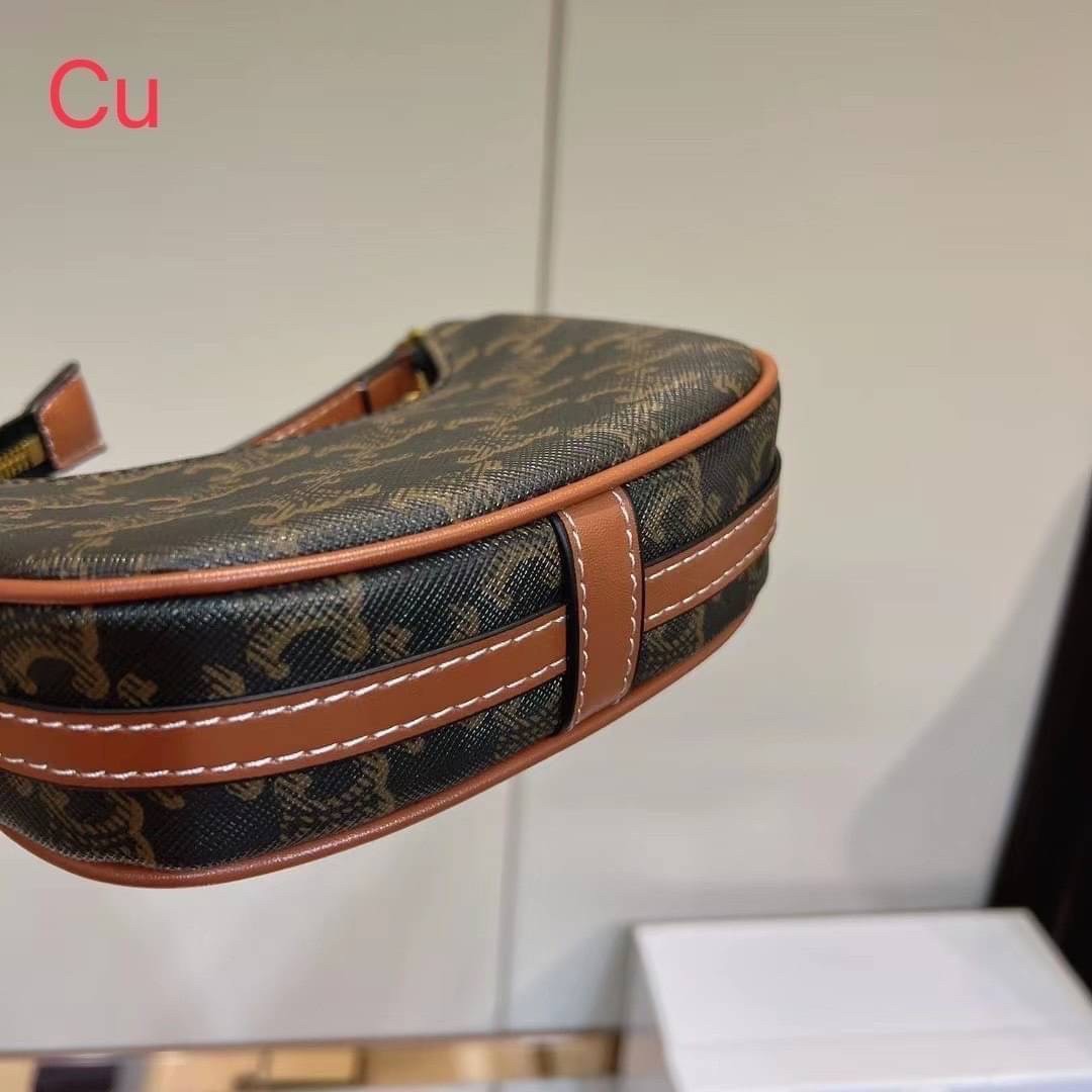CELINE MINI AVA IN TRIOMPHE CANVAS AND CALFSKIN สวยเกินต้านกับน้องมินิ รุ่นสุดปัง ที่ใครเห็นก็ต้องว้าว กับกระเป๋าสะพายไหล่ ไซส์มินิ น้องน่ารักม้ากกก!! ไม่ไหว!! รูปทรงที่ไม่เหมือนใคร ใช้งานง่าย วัสดุหนังแคนวาสตัดสลับหนังแท้