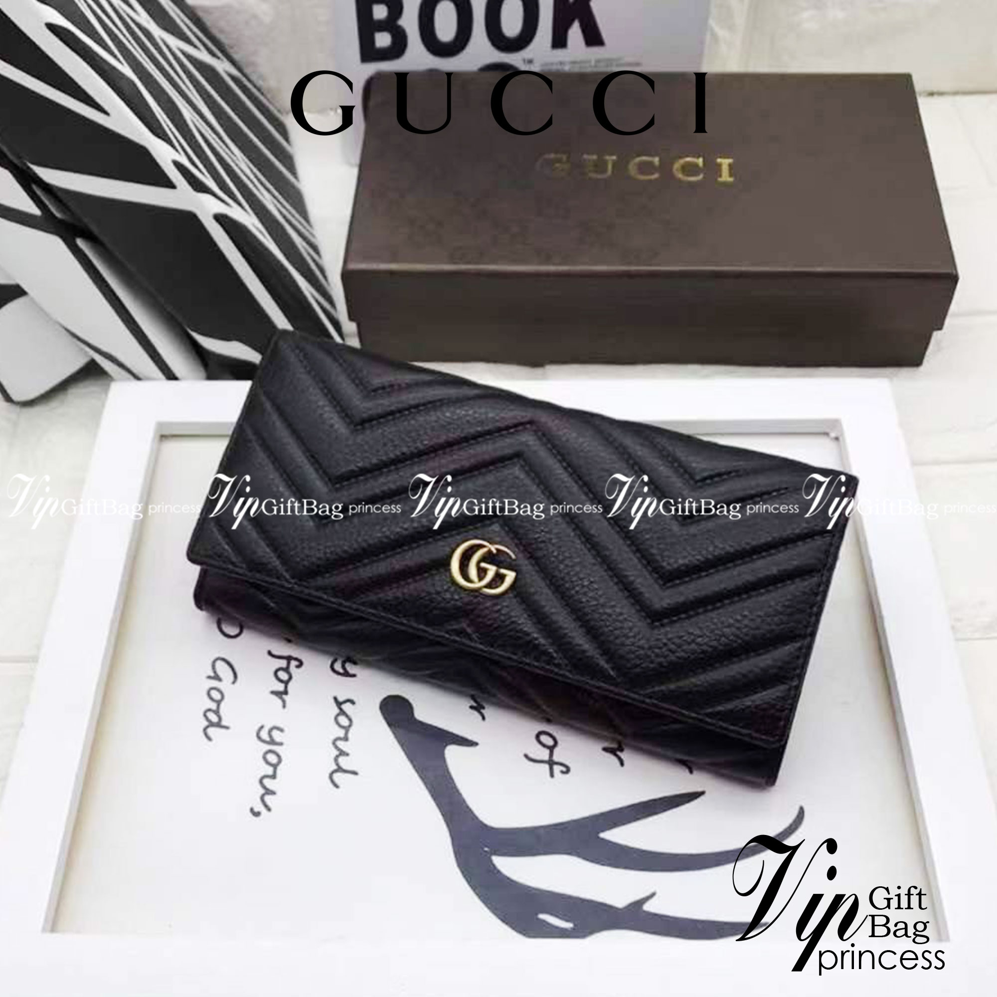GUCCI LONG WALLET / GUCCI WALLET กระเป๋าสตางค์ใบยาว งานหนังแท้ ผสมผสานความสง่างามและคลาสสิกที่เข้ากับยุคสมัย ด้านหน้าโดดเด่นด้วยซิกเนเจอร์แบรนด์ เป็นอีกหนึ่งรุ่นที่ดาราเชเลปใช้กันเยอะมาก พร้อมส่งที่ไทย ภาพสินค้าถ่ายจากงานขายจริง ใช้งานต่างประเทศได้ค่ะ
