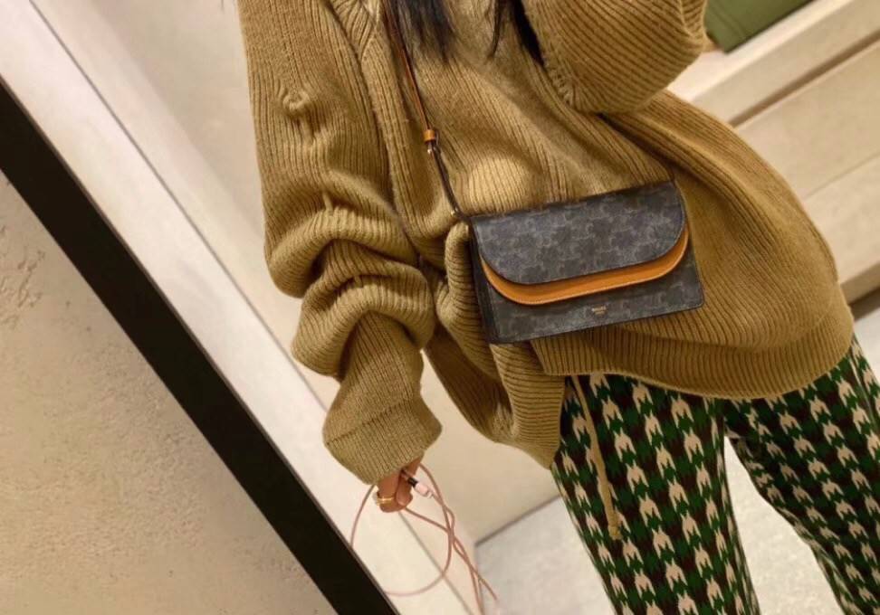 VIP 】หนังแท้ CELINE TRIOMPHE CLUTCH VIP GIFT CELINE IN TRIOMPHE CANVAS AND SMOOTH LAMBSKIN WALLET ON STRAP BAG กระเป๋าทรงสี่เหลี่ยมผืนผ้าหนังสวยหรูอยู่ทรงเปิดปิดด้วยฝาปิดกระดุม2ชั้น ภายในมีช่องแบ่งหลายช่องเป็นสัดส่วน สามารถใส่มือถือของใช้จุกจิกได้เยอะ มาพ