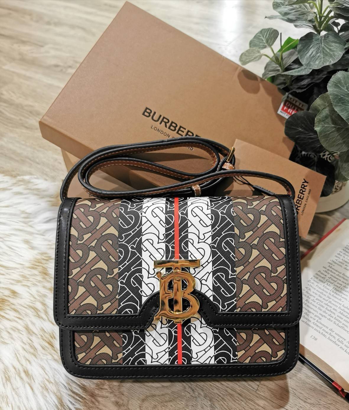 พรีเมี่ยมกิ๊ฟแท้ 100% 】BURBERRY FRAGRANCES LEATHER CROSSBODY BAG VIP GIFT WITH PURCHASE (GWP) กระเป๋าสะพายพรีเมี่ยมกิ๊ฟรุ่นใหม่ล่าสุด Limited จาก BURBERRY Perfume DutyFree
