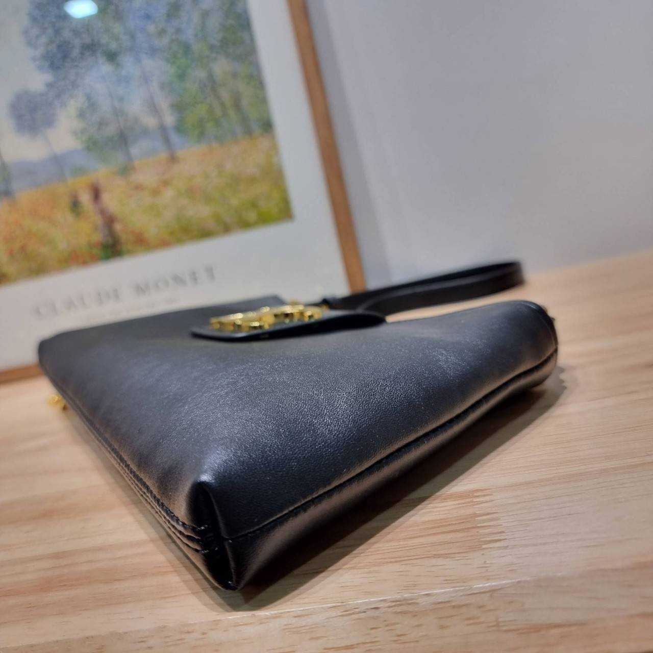 Celine wiltern bag กระเป๋าทรงพอชแบบตัวแม่ สวยมาก สวยแซ่บ ขนาดกำลังดี ใส่ของใส่มือถือได้ทุกรุ่น รูปทรงย้อนยุค สไตล์วินเทจลัคชู มีสายสะพายให้ถึง 2 แบบ สายหนังและสายโซ่ ดูแพงสุดๆ สลับใช้ได้