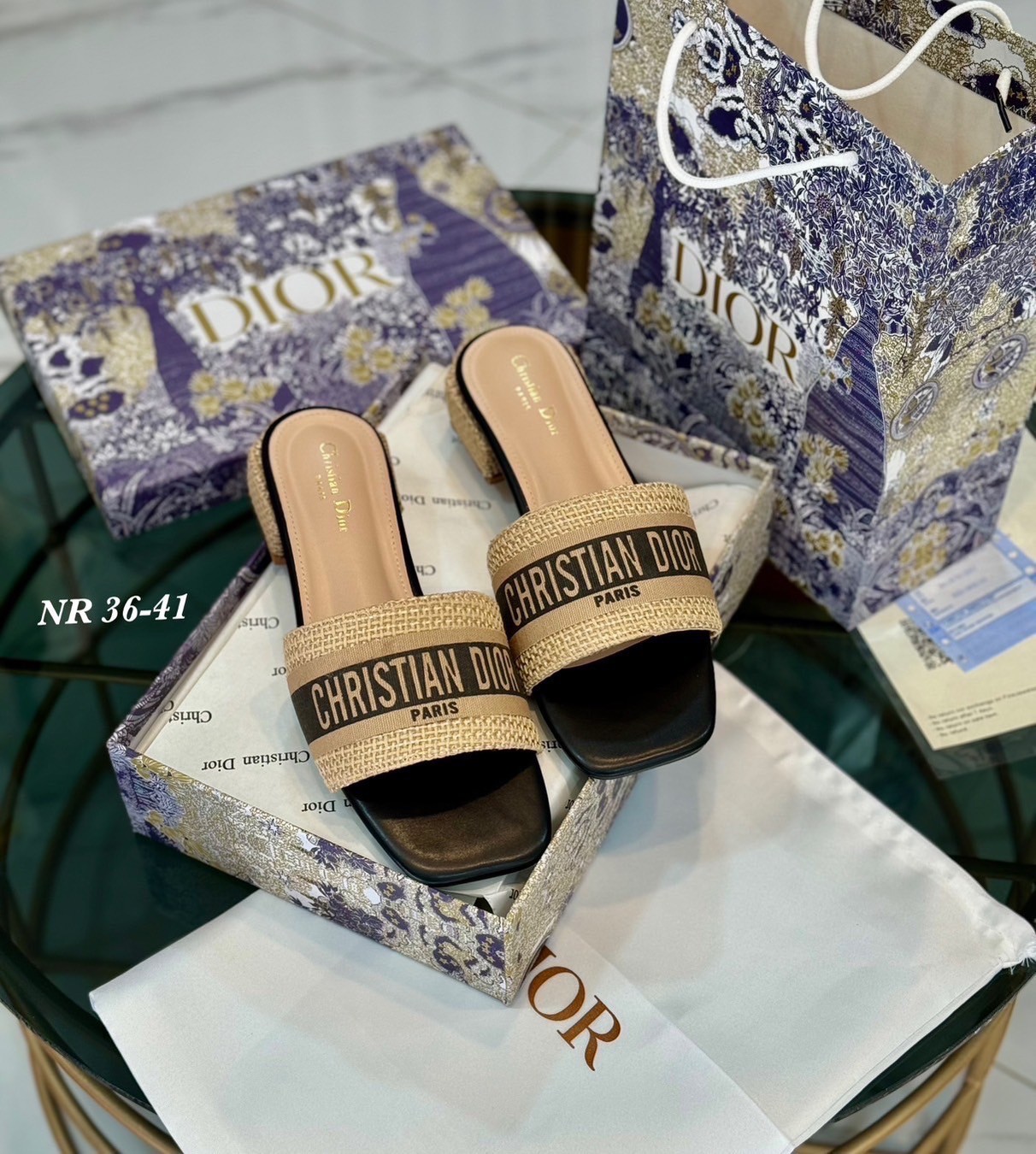 พร้อมส่ง Dior Sandals รองเท้าแตะดิออ รองเท้าส้นเตี้ย เสริมส้น งานคัดเกรดคุณภาพทอละเอียด ปั้มแบรนด์ พื้นยางกันลื่นอย่างดี กระชับเท้า ใส่สบายเดินได้นาน ไม่เจ็บไม่บีบเท้า สวยเกินราคา ภาพถ่ายจากงานจริง สวยตรงปกค่ะ