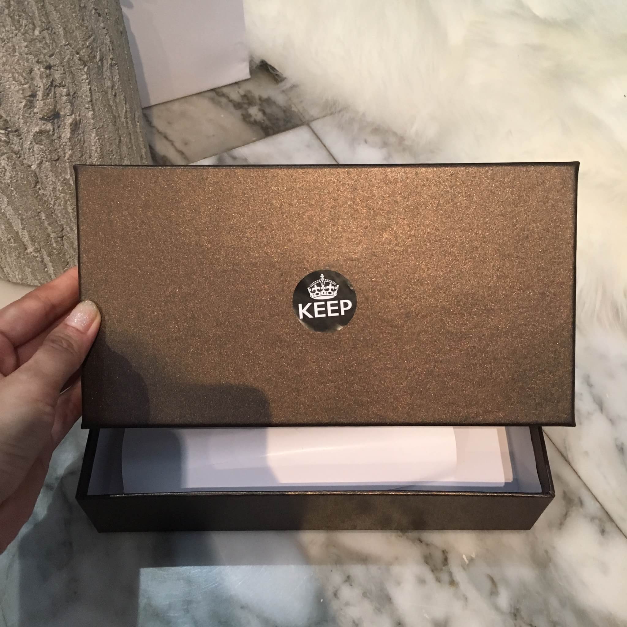 New arrival! Keep wallet milano leather bag มาใหม่ งานกระเป๋าสตางค์ใบยาว จุดเด่น หนังวัวแท้สวยๆ ลายหนังชัดสวยมากๆคะ ตัวกระเป๋าทรงสุดฮิตไม่ควรพลาด หนังดูแลรักษาง่าย ทนทานคะ อะไหล่ทองหรู ดีงามที่สุด ภายใน มีช่องใส่บัตรเยอะ พร้อมช่องใส่เหรียญ อย่างดี ใส่มือถ