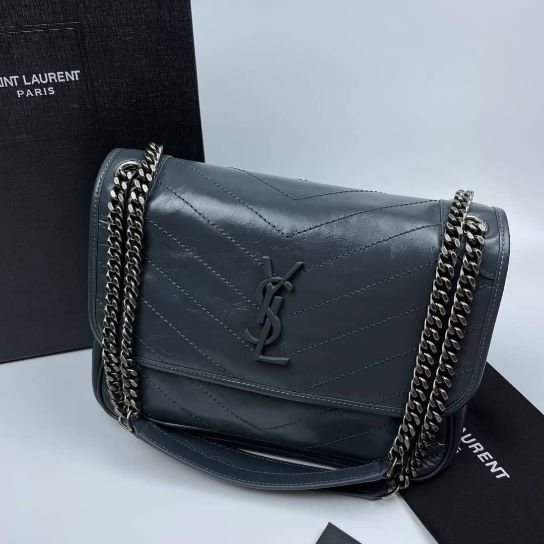 Saint Laurent Niki shoulder bag กระเป๋าสะพายรุ่นโดดเด่นด้วยโครงสร้างทำจากหนังวัว หนังมันเงา นิ่ม งานสวยมากๆ ค่ะ ด้านหน้าประดับโลโก้แบรนด์ และมีช่องสำหรับเก็บของที่หยิบใช้บ่อย ตอบโจทย์การใช้ชีวิตระหว่างวันได้ดีมากๆ สายสพายดีไซน์ได้หลายรูปแบบ แมทกับการแต่งต