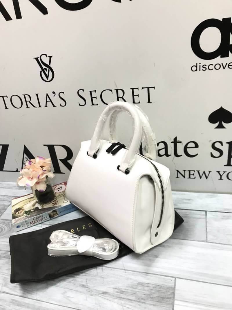 CHARLES & KEITH DOUBLE ZIP TRAPEZE (M) Best seller! กระเป๋าถือหรือสะพาย ขนาดกำลังดี น้ำหนักเบา ด้านบนเปิดปิดด้วยซิปคู่ ภายในบุหนัง จุได้เยอะ ใส่ mini iPad,กระเป๋าสตางค์ยาวได้ มีช่องเล็ก และช่องซิป มีแผ่นรองฐานวางอยู่ทรง มาพร้อมสายสะพายยาว ถอด ปรับระดับได้