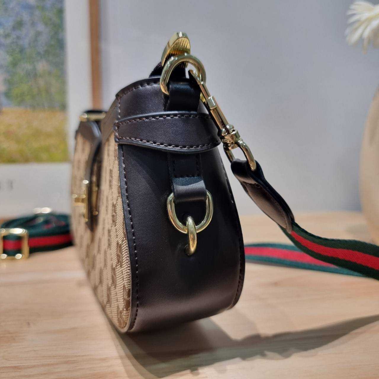 Gucci moon side mini shoulder bag สวยย้อนยุค y2k กำลังมาแรง กับอีกหนึ่งไอเท็มสุดจึ้ง ด้วยขนาดที่กำลังพอดี ดีไซน์คลาสสิคลัคชู ดูผู้ดี สวยแบบน้อยแต่มาก