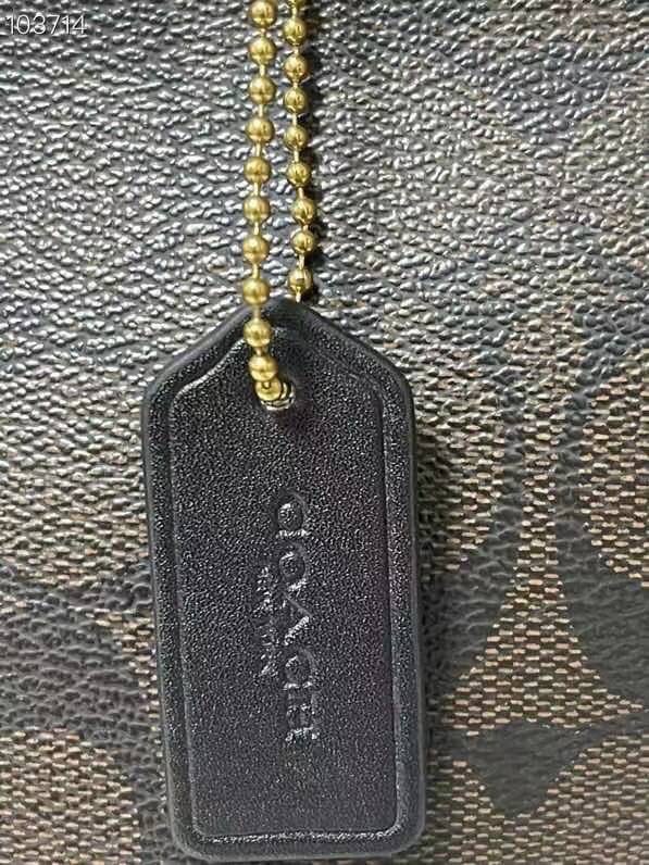 COACH Tote in Signature Canvas Bag กระเป๋าสะพายทรงช้อปปิ้ง สายกระเป๋าเป็นหนังสลับโซ่ทองสวยงาม เพิ่มความหรูหรา ภายในโล่งกว้างใส่ของได้เยอะมาก วัสดุ Canvas เคลือบลายซิกเนเจอร์และหนัง พร้อมซิปกลางเก็บของได้มิดชิดเลยค่ะ มี 3 สี น้ำตาล ดำ ขาว