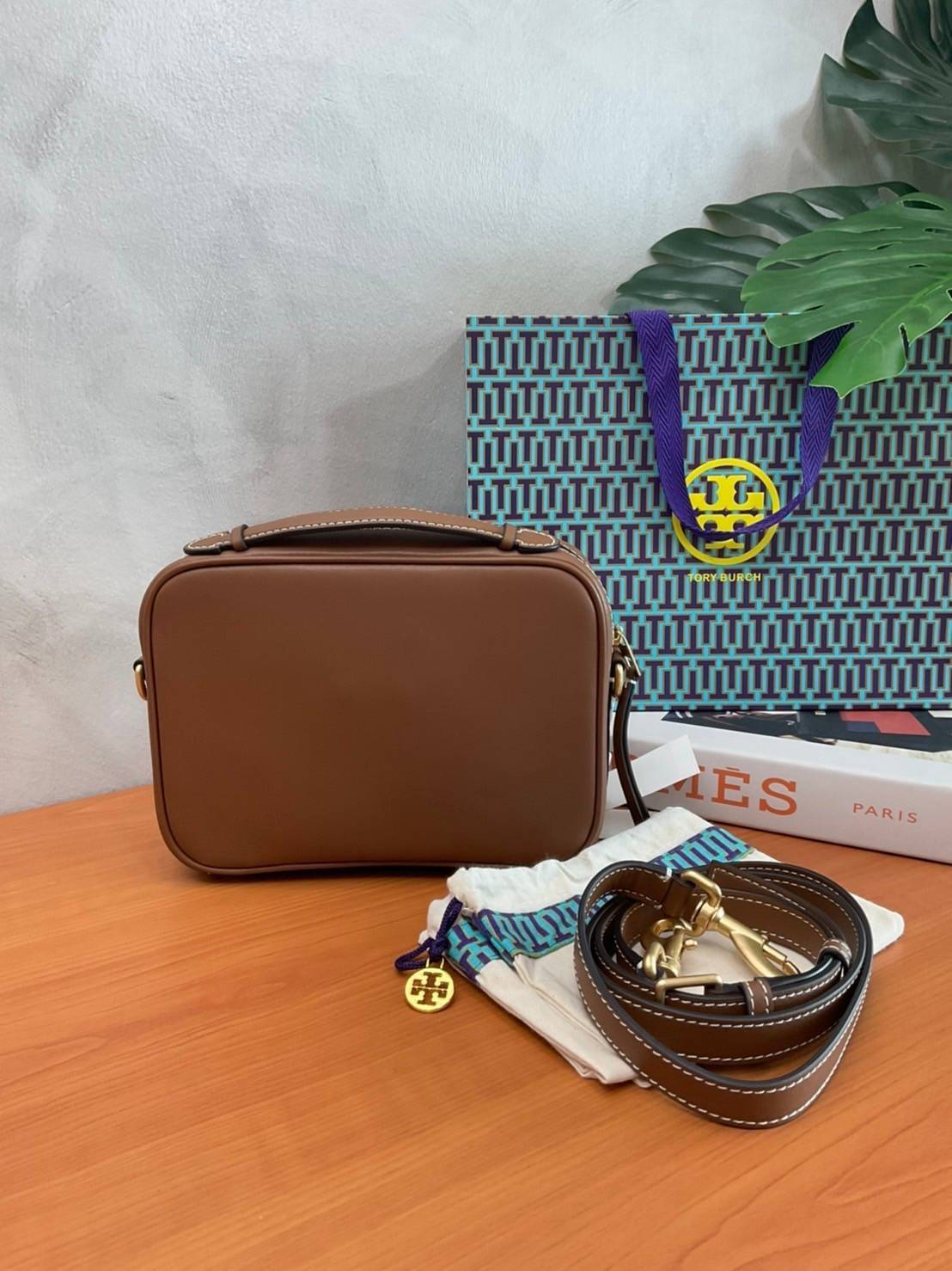 TORY BURCH T MONOGRAM JACQUARD CAMERA BAG กระเป๋าสะพาย Crossbody วัสดุหนังวัวแท้ การออกแบบเรียบง่าย ยังคงความหรูหราเอาไว้ โดดเด่นด้วยลวดลาย T Monogram มาพร้อมสายสะพายยาวแบบสปอร์ต ถอดออกได้ สายปรับระดับได้ ตอบสนองการใช้งานได้ดี มีหูหิ้วด้านบนสามารถใช้งานได