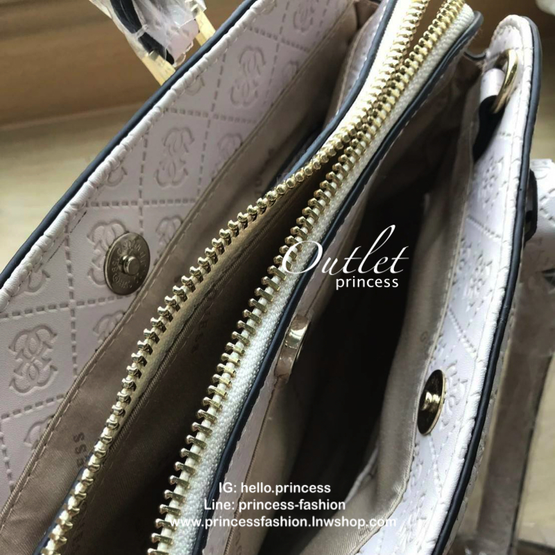 Guess Lyra Bag With Embossed Logo กระเป๋าถือหรือสะพาย ขนาดกำลังดี วัสดุหนังpu ปั้มโลโก้ทั้งใบ ช่องใหญ่มีถึง2ช่องเปิดปิดด้วยกระดุมแม่เหล็ก ภายบุผ้าอย่างดี สกรีนโลโก้แบรนด์ มีช่องเล็กเก็บของเป็นสัดส่วน และช่องซิปคั่นกลางเพื่อเก็บของสำคัญ ด้านหน้าประดับโลหะร