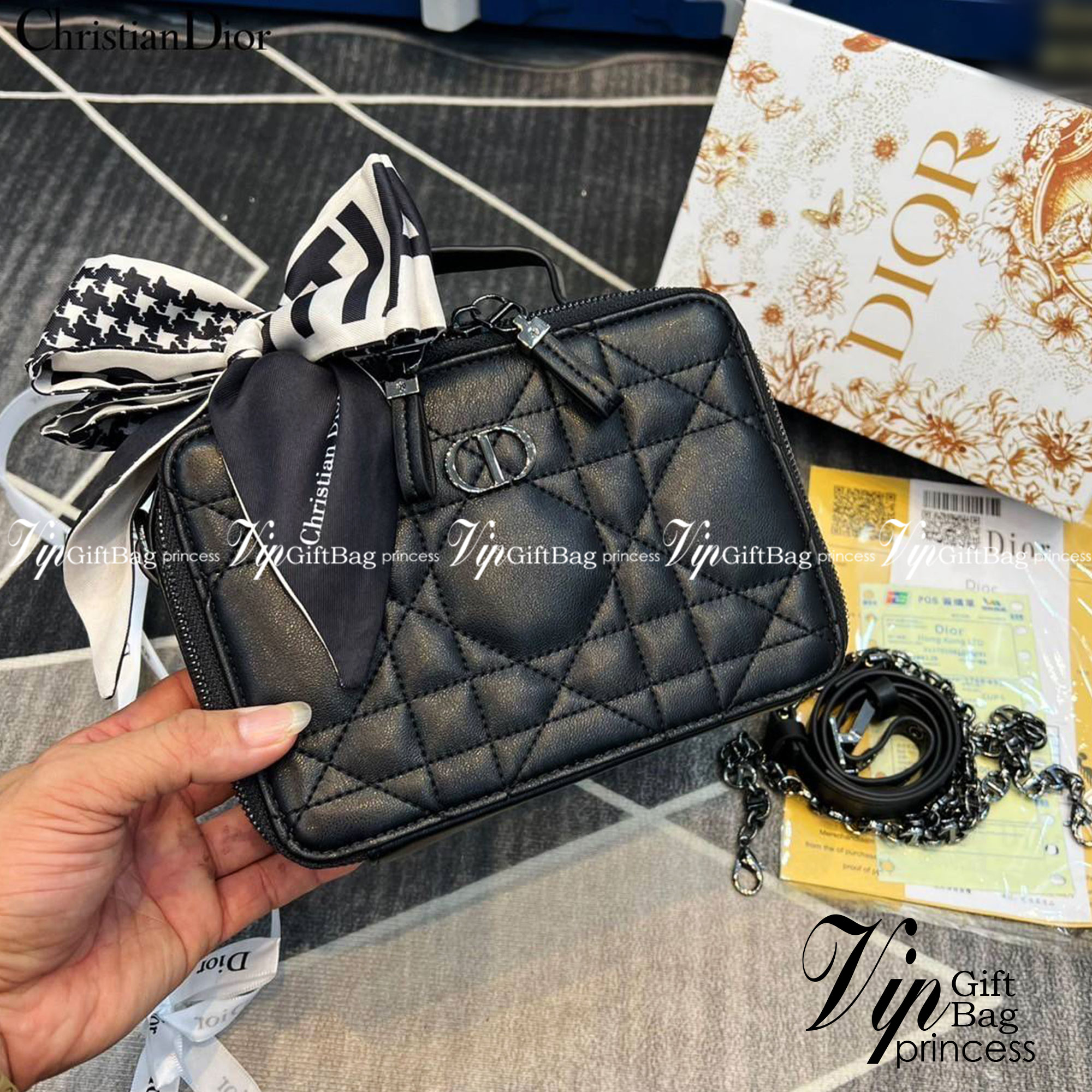 DIOR Caro Box Bag with Chain กระเป๋าสะพายทรงกล่อง หรูหรา ใช้งานง่าย ภายในเป็นช่องโล่ง มีช่องย่อย มาพร้อมสายสะพาย crossbody ถอดได้ ที่สามารถปรับใช้ได้หลากหลายสไตล์ เป็นสีที่ใช้งานได้ทุกโอกาส มาครบ box set ให้เก็บเป็นคอลเลคชั่นได้ ในราคาสุดคุ้ม จัดเลย!!