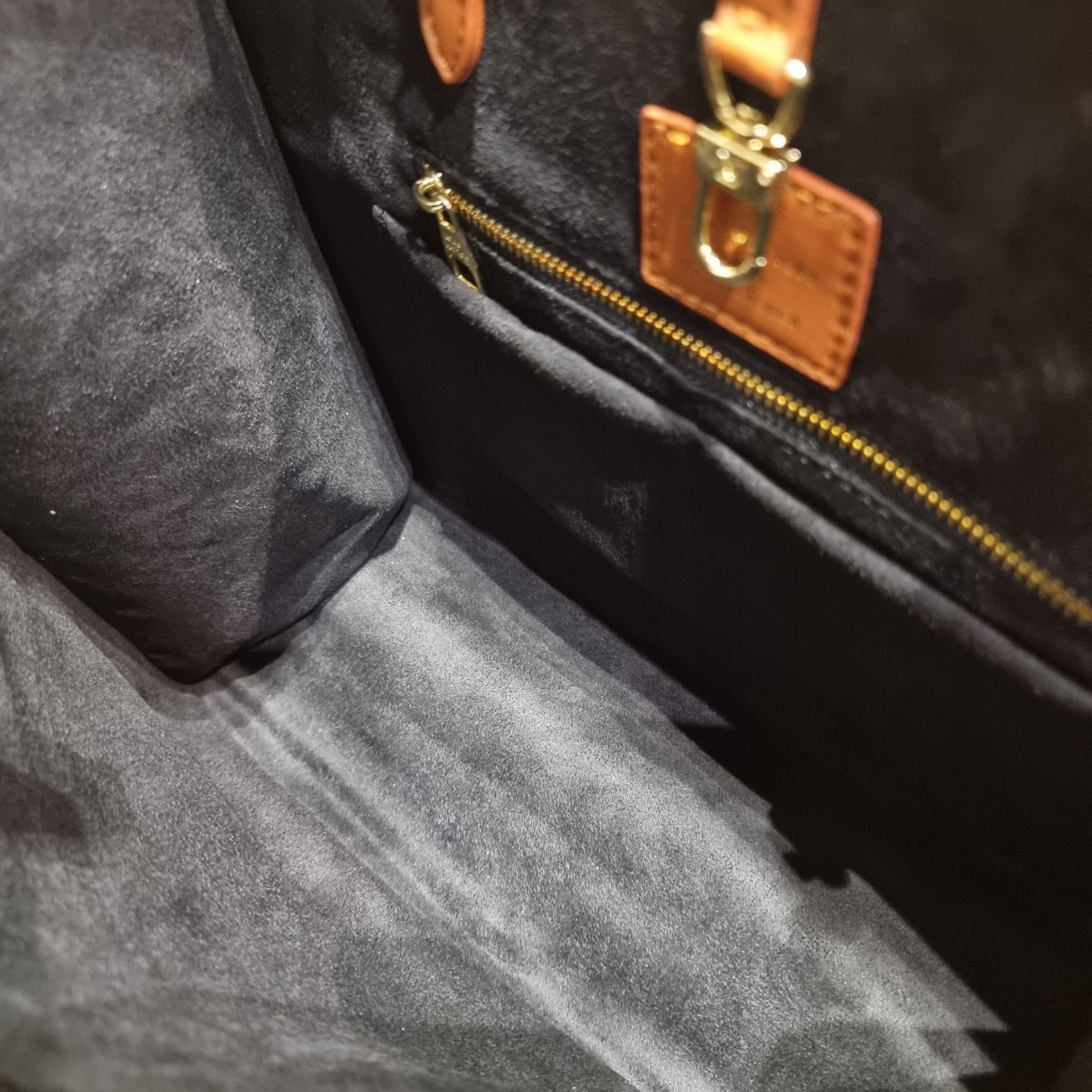 LV crossbody tote bag / LV Shopping Bag ดีไซน์สวยคม สมราคา ดูแพงไปอีก ด้วยดีเทลลายของหนัง crossgrain กระเป๋าทรงโท้ทคลาสสิค ผู้ดียืนหนึ่ง โทนสีใช้งานง่าย แมทช์ได้ทุกลุค มาพร้อมหูจับในตัว แบบหูหิ้ว และหูยาวสำหรับสะพายไหล่ เก๋มาก ชิคมาก ภายในโล่งกว้างมาก มีอ