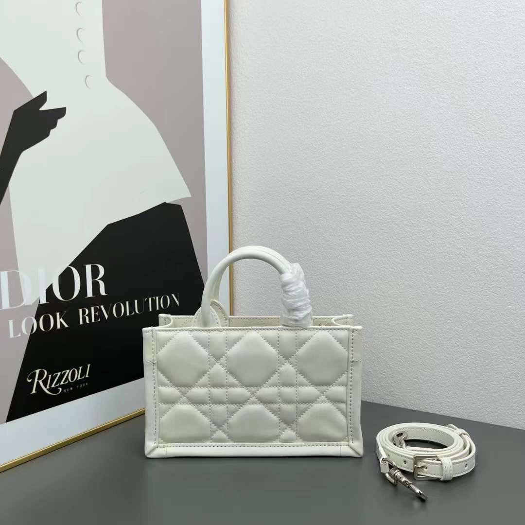 Dior mini book tote macro cannage bag กระเป๋าทรงโท้ทสุดฮิต ไซส์มินิ ดีไซน์ใหม่ หนังสวย พกพาไปไหนก็ได้ คล่องตัวและแมตช์ง่ายสุดๆ เกรดท็อปไฮเอน 1:1 ใช้งานต่างประเทศได้