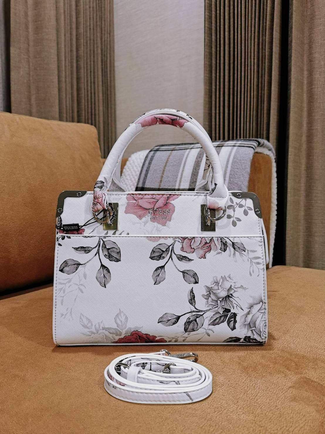 GUESS WOMAN CROSS BODY BAG กระเป๋าถือ/สะพายรุ่นใหม่ล่าสุดจาก GUESS FACTORY หนังสวยอยู่ทรงแข็งไม่ย้วย ขนาดกำลังดี น้ำหนักเบาด้านหน้าประดับโลโก้แบร์นพร้อมอะไหล่เงินที่หูหิ้วและมุมขอบกระเป๋าเพิ่มดีเทลเก๋ หูจับเเข็งแรงพับลงได้ เปิดปิดด้วยซิปสะดวกใช้ ภายในมีโล