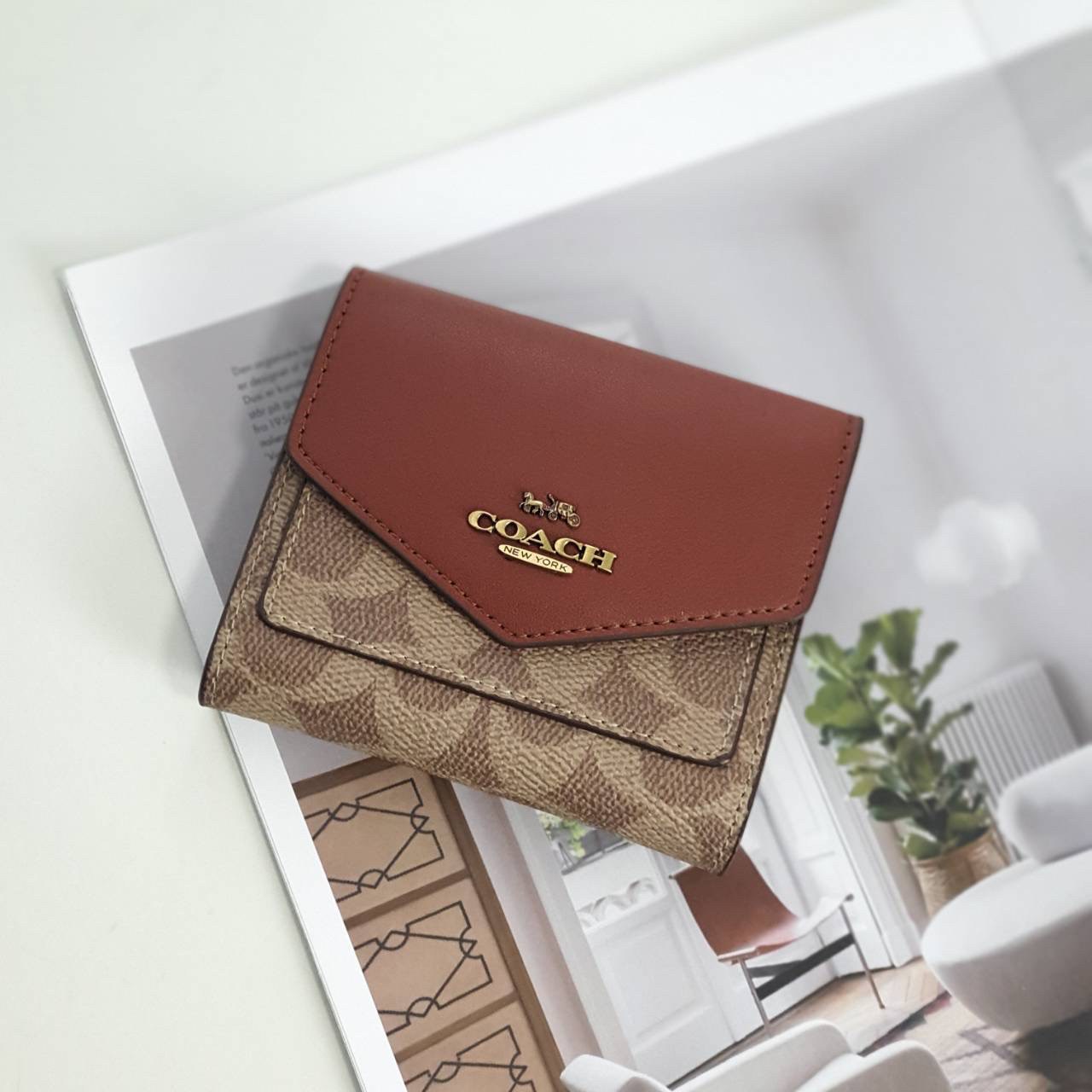 COACH SMALL WALLET IN SIGNATURE CANVAS กระเป๋าสตางค์ใบสั้น แบบพับสองตอน หน้าจดหมาย เปิดปิดด้วยกระดุมปั้มแบรนด์ ด้านในมีช่องใส่บัตรหลายช่อง และช่องใส่ธนบัตร ด้านหลังมีช่องซิปเหรียญอีกหนึ่งช่อง น้ำหนักเบา พกพาสะดวก มีให้เลือกหลายสี ห้ามพลาดค่ะ!