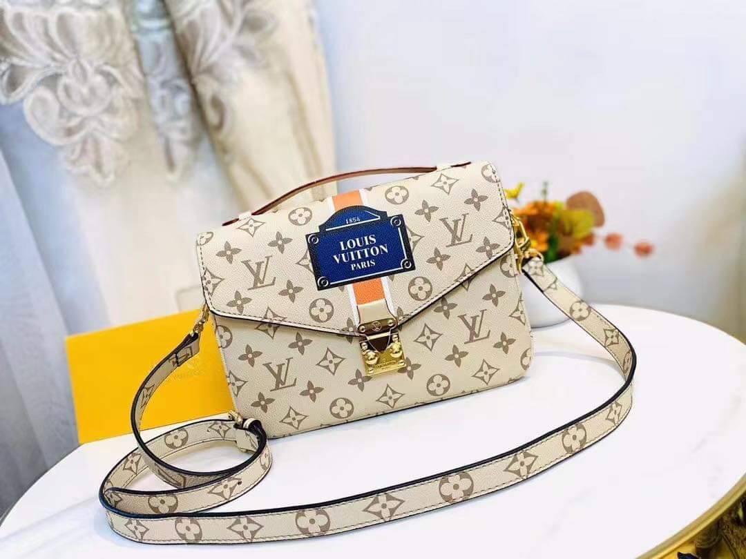 LV Pochette Metis Monogram / LV Metis Bag Multi beige รุ่นใหม่ล่าสุด ยกระดับให้ตัวเอง กับไอเท็มสุดเลิศ ที่สาวๆตามหา กระเป๋าถือ/สะพายทรงสวย คลาสสิค ดีไซน์เรียบง่าย แต่แฝงความหรู