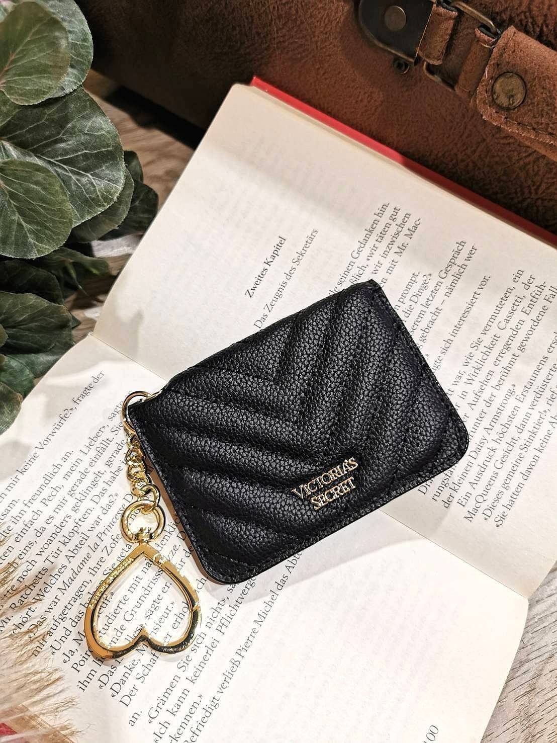 VIP 】พร้อมส่งความน่ารัก! NEW! VICTORIA'S SECRET MINI WALLET KEYCHAIN VIP GIFT WITH PURCHASE (GWP) จาก Victoria's Secret Factory วัสดุหนังคาร์เวียร์ขึ้นลายริ้วสวยอยู่ทรง ด้านหน้าประดับโลโก้แบรนด์อะไหล่ทองสวยหรูดูดี เปิดปิดด้วยกระดุม ภายในมีช่องใส