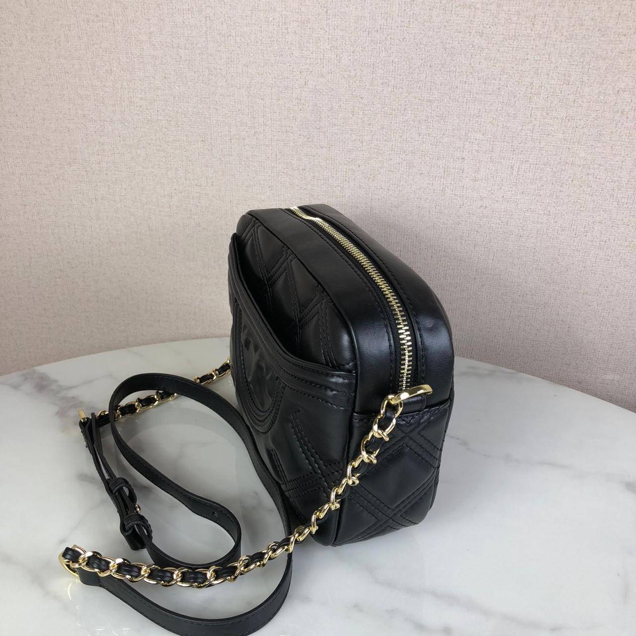 ของแท้ 💯% กระเป๋าสะพาย TORY BURCH ด้านหน้ามีช่องใส่ของ 1 ช่อง ด้านบนเปิด - ปิดกระเป๋าด้วยซิป