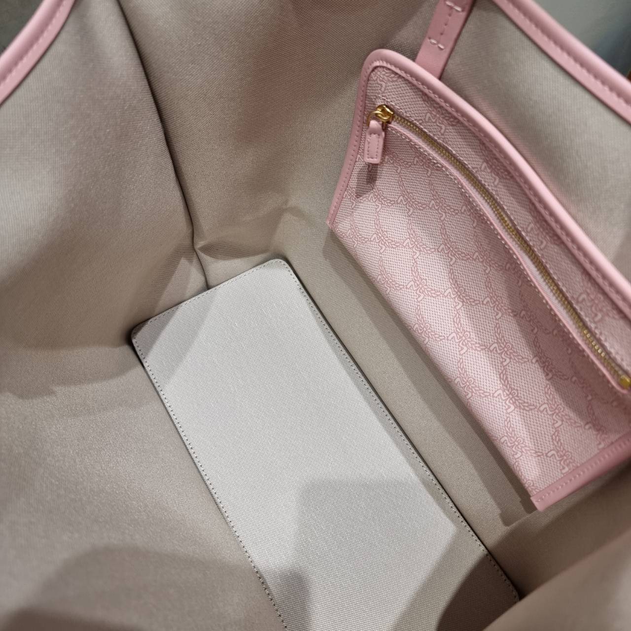 M.C.M MEDIUM HIMMEL SHOPPER IN LAURETOS คอลเลคชั่นใหม่ พร้อมสีใหม่ ดีไซน์ละมุน น่าใช้มากๆ กระเป๋าทรงช้อปปิ้ง เรียบหรู พิเศษสุดกับพวงหนังพร้อมห่วงกุญแจทึ่สามารถห้อยพวงกุญแจน่ารักๆได้