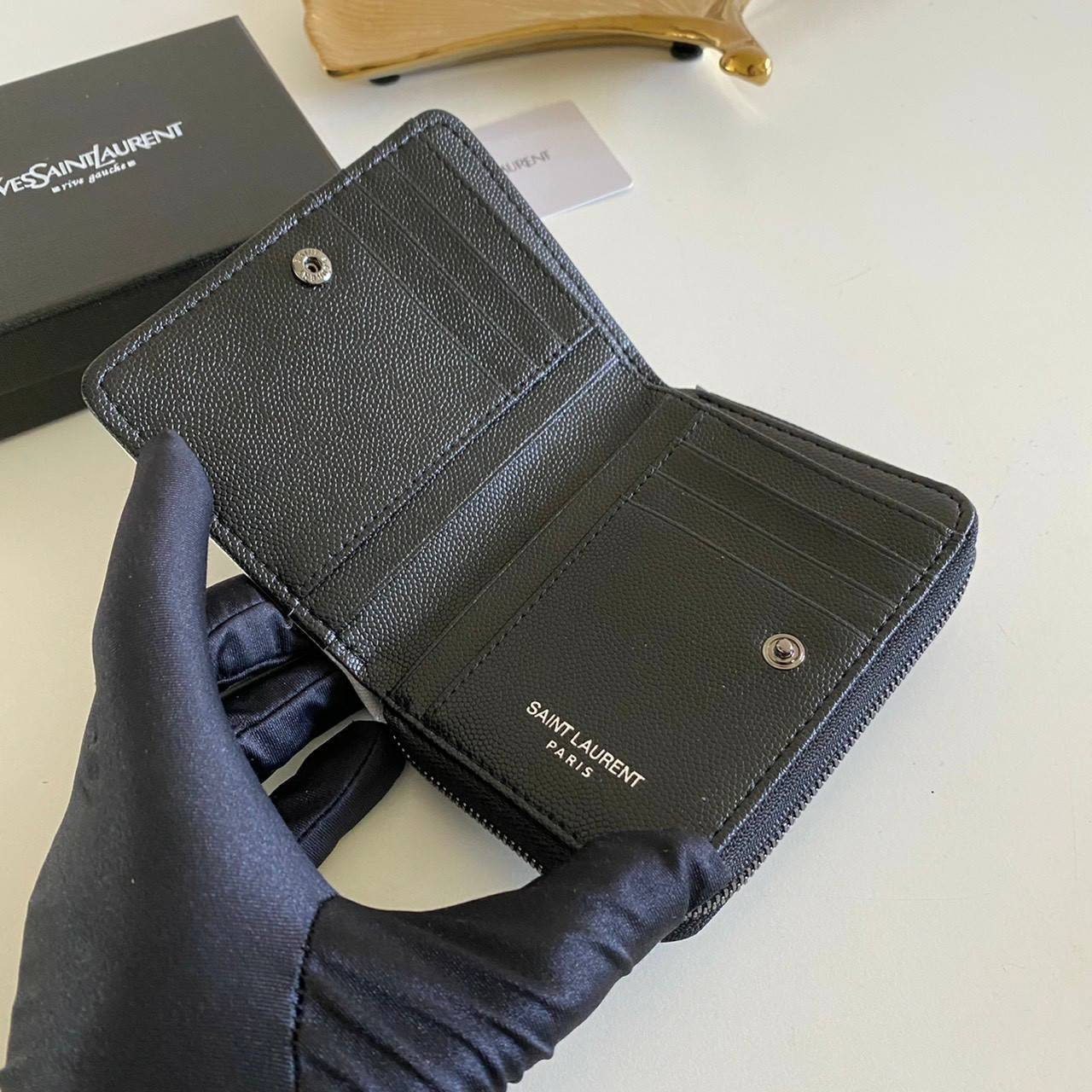 VIP GIFT 】หนังแท้ YSL Saint Laurent monogram compact zip short wallet มาแล้วจร้า ถามหากันเยอะมากๆ กระเป๋าสตางค์ใบสั้นที่ใส่แบงค์ ใส่บัตร ใส่เหรียญได้เยอะสุดๆ มีสองด้านซิปและพับ ใบเดียวครบจบเลย หนังสวยมาก ละเอียดสุดๆ