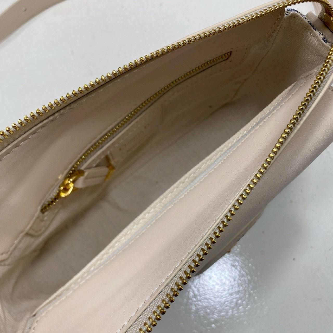 ORI หนังแท้ | DIOR Small 30 Montaigne Pocket Bag กระเป๋าสะพาย รุ่นใหม่สําหรับ Fall 2025 โดดเด่นด้วยลายเส้นอันงดงามและขนาดที่กะทัดรัด