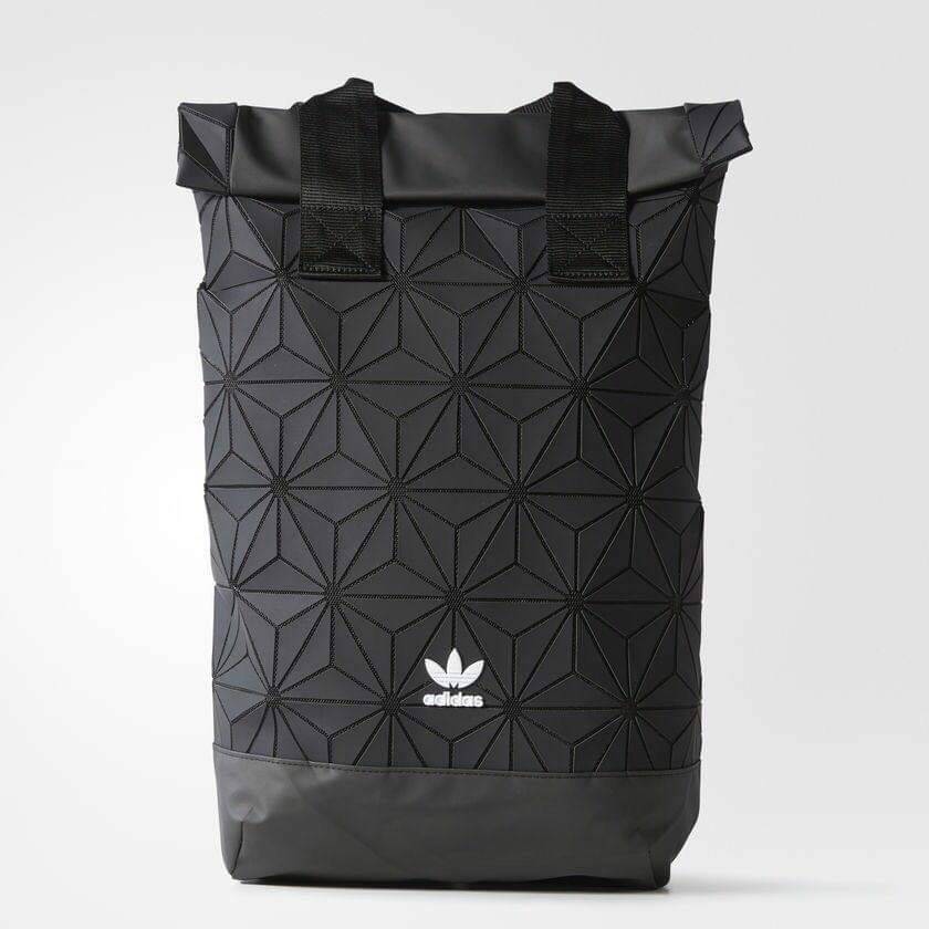 Adidas 3D Roll Top Backpack กระเป๋าเป้ Unisex ดีไซน์สุดฮิตสไตล์ ISSEY MIYAKE ใช้ได้ทั้งชายและหญิง เปิดปิดแบบ Roll Top ด้านหน้ามีโลโก้ ด้านหลังมี1ช่องซิป หัวซิปตีแบรนด์2ฝั่งตามคอลเลคชั่นY2018สวยดูดีใบใหญ่กำลังดีน้ำหนักเบา ภายในกว้างและจุ มีโลโก้ ช่องซิปช่อ