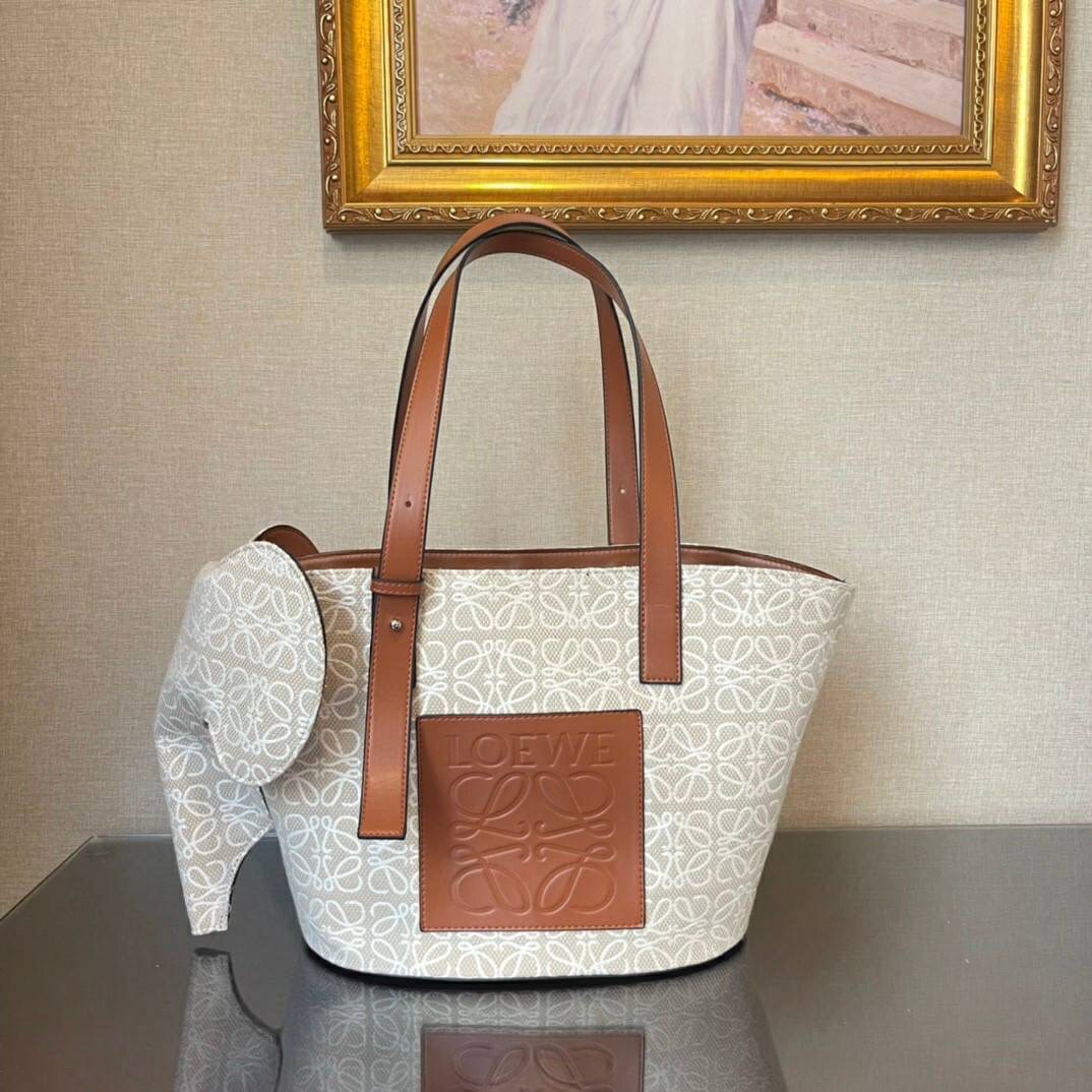 LOEWE Canvas Elephant Bag In Anagram Print คอลเลคชั่นใหม่ล่าสุดเลยค่ะ น้องช้างน่ารักมากมาย งานแบรนด์หรูจากประเทศสเปน โลเอเว่ (LOEWE) กระเป๋ารูปทรงช้างเป็นเหมือนหนึ่งในซิกเนเจอร์ของแบรนด์ ดีไซน์คงเอกลักษณ์วัสดุ Anagram Canvas Jacquard Fabric ผสมผสานกับหนัง