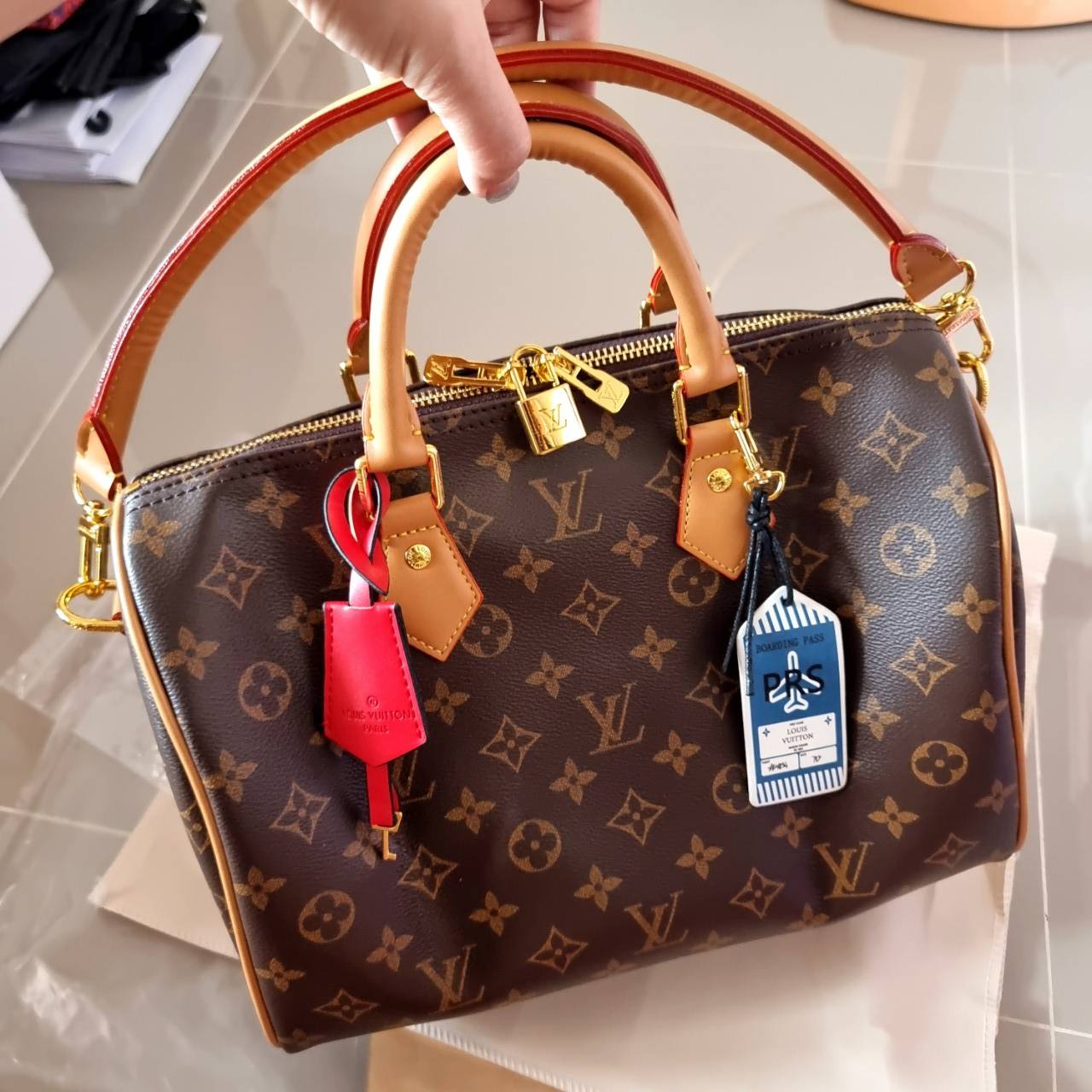 LV speedy soft 30 crafty bag กระเป๋าทรงหมอน รุ่นท็อปฮิต กับดีไซน์ใหม่ต้อนรับฤดูกาลท่องเที่ยว โดดเด่นด้วยการตกแต่งลายพิมพ์ซิกเนเจอร์ และป้ายแท็กหนังสุดเก๋