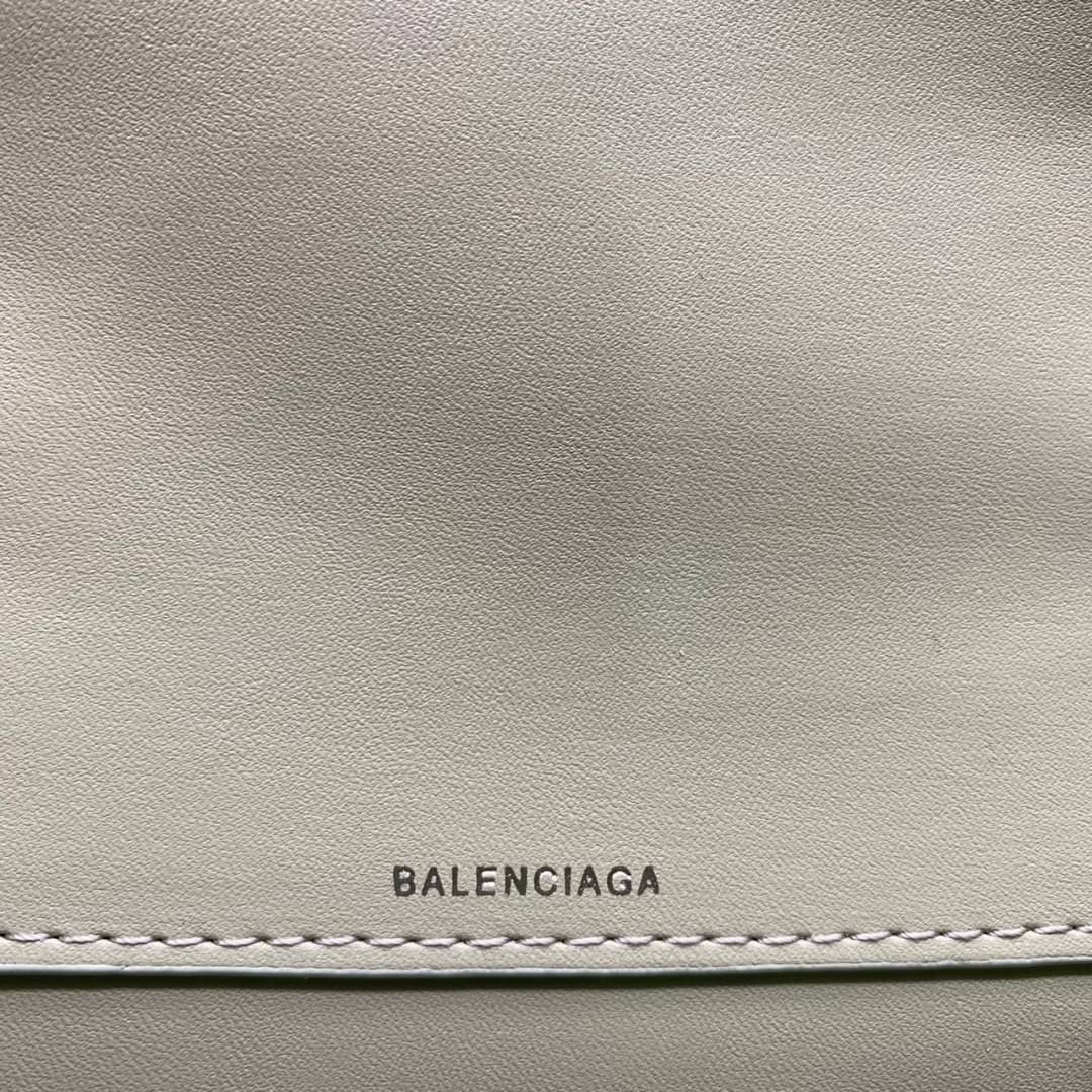 หนังแท้ BALENCIAGA HOURGLASS TOP HANDLE XS Shiny crocodile embossed calfskin การสร้างสรรค์ที่มีเอกลักษณ์เฉพาะตัว หรูหรา โทนสีโดดเด่น วัสดุหนังแท้ลายจระเข้ ภายในโล่งกว้างหนังแนปป้าอย่างดี เกรดออริจินอล ตอบโจทย์ได้ทุกลุค ทุกไลฟ์สไตล์ ภาพสินค้าถ่ายจากงานขายจ