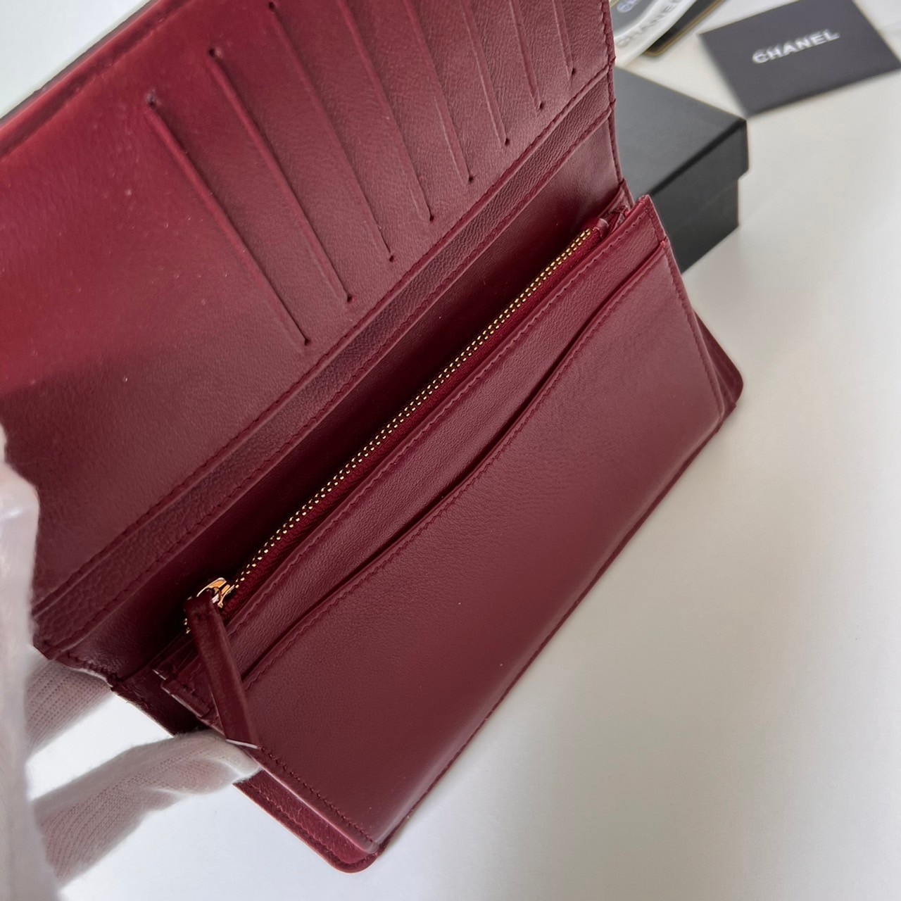 หนังแท้ CHANEL LONG WALLET รุ่นยอดนิยมไอเท็มฮิตวัสดุหนังคาเวียร์สวยคลาสสิคเปิดปิดด้วยฝาปิดกระดุมด้านหน้ามีโลโก้แบรนด์อะไหล่ทอง/เงินสวยหรู ภายในสีแดงเบอกันดี้ มีช่องซิปด้านในเรียกว่าใบเดียวจบ เป็นใบยอดนิยมของสาวๆ เลยค่าา พร้อมส่งที่ไทยไม่ต้องรอพรีฯ สาวก Ch