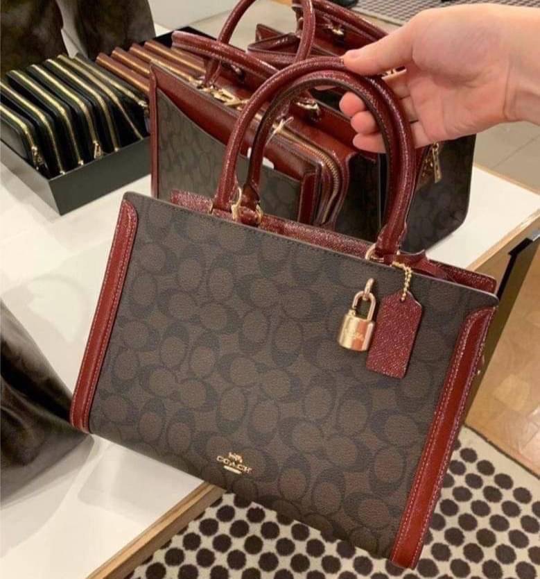 COACH ZOE CARRYALL IN SIGNATURE CANVAS เดอะเบสท์แห่งปี ต้องยกให้พี่คนสวยใบนี้เลย!! รุ่นที่สาวๆตามหา หายากอีกหนึ่ง กระเป๋าถือ/สะพายทรงสวย คลาสสิค ใบใหญ่จุคุ้ม มีดีเทลน่ารักๆที่แม่กุญแจ สามารถล็อคหัวซิปได้ กุญแจซ่อนในพวงหนังห้อยก็น่ารักไปอีก ภายในโล่งกว้าง 