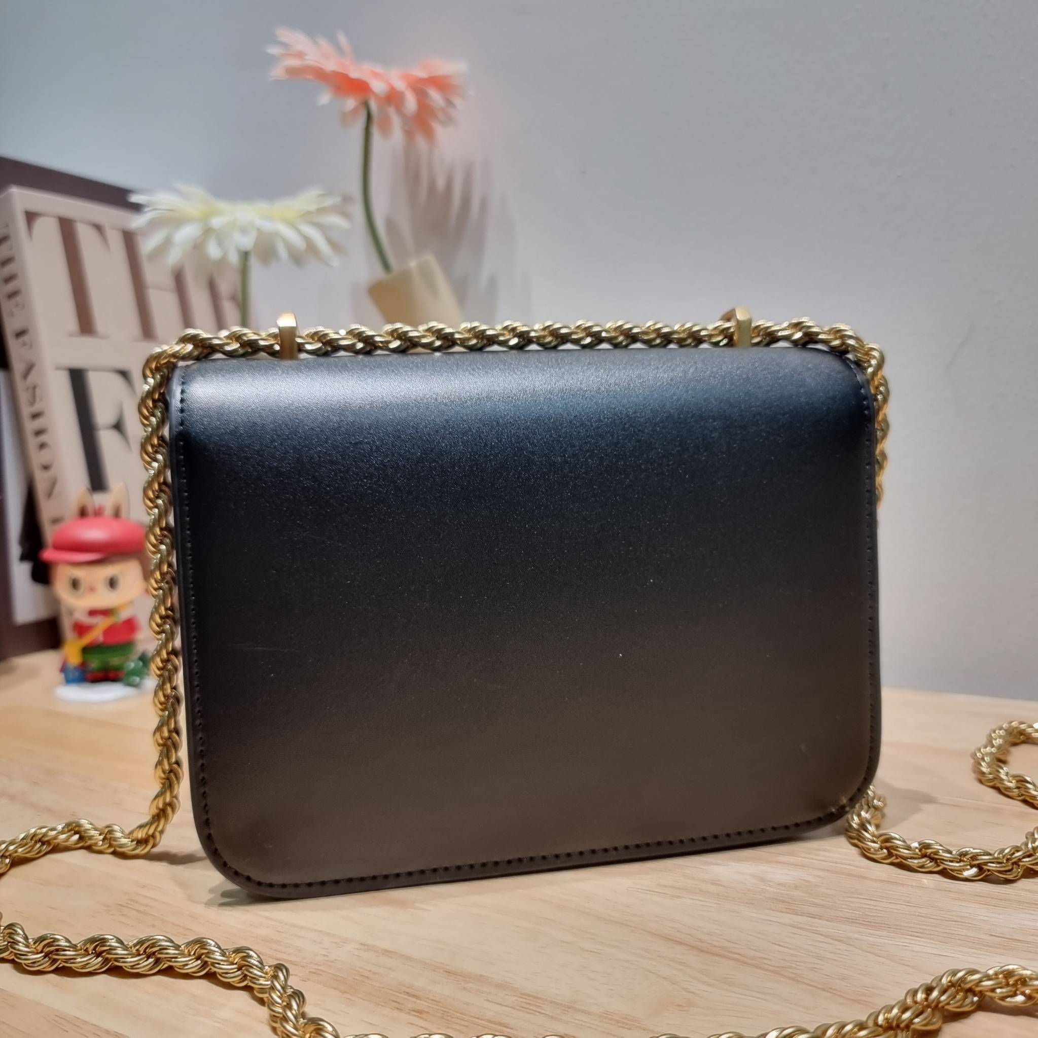 Tory Burch Bag / TORY BURCH ELEANOR SMALL CONVERTIBLE SHOULDER BAG ฮอตไอเท็ม รุ่นนี้ขายดีขายหมด สวยหรู คุณหนู ผู้ดี!! หายากมากแล้วน้า กระเป๋าสะพายข้าง ดีไซน์อยู่ทรง ขนาดกำลังสะดวกใช้ เปิด-ปิดด้วยแถบแม่เหล็ก ภายในแบ่งสัดส่วนได้เป็นอย่างดี