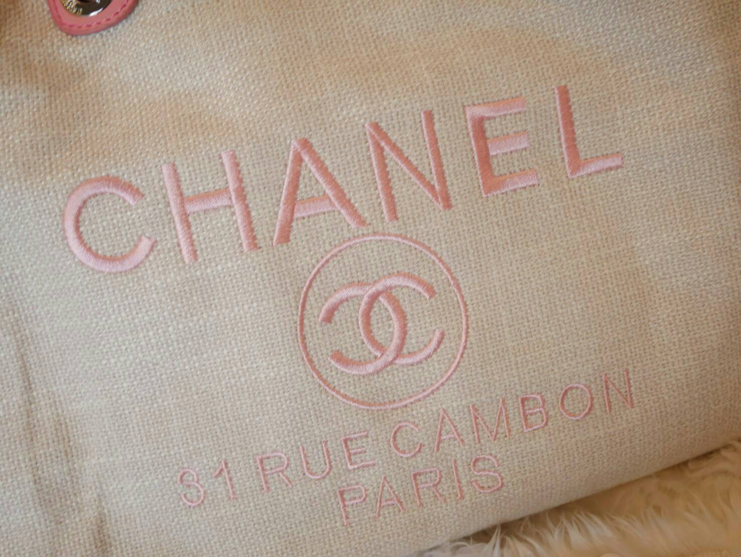 ถามกันมาเยอะมาก จัดมาให้สาวๆละค้า กับ Chanel Canvas tote bag ในรุปแบบของงาน premium gift จากแบรนด์ Chanel กระเป๋าสะพายเนื้อ canvas หนา มีซับในอย่างดี ด้านหน้าปักโลโก้แบรนด์สุดหรู หูหิ้วมี 2 แบบน้า คือ แบบสายหนัง และสายโซ่ (สามารถถอดออกได้คะ) จุของได้เยอะม