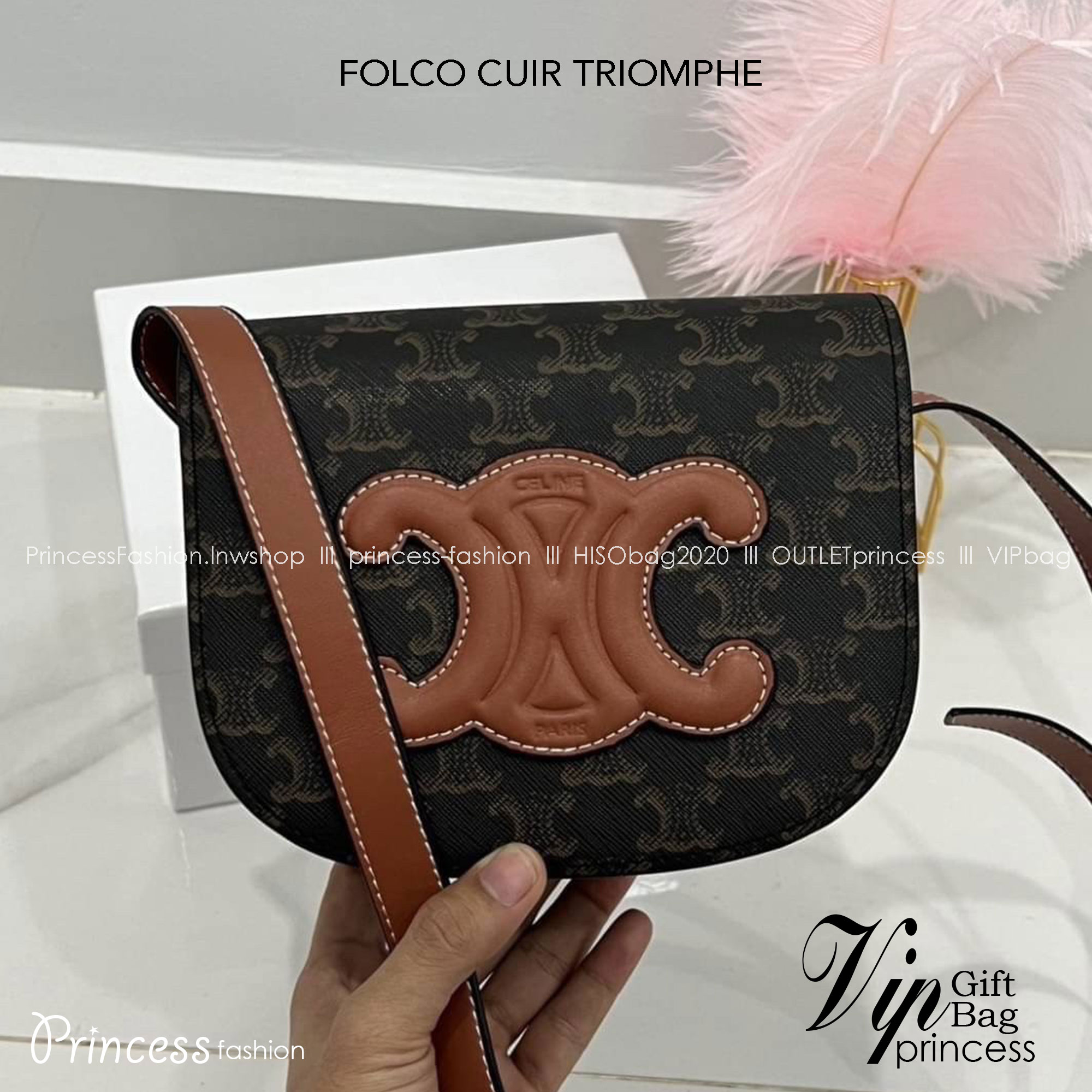 CELINE FOLCO CUIR TRIOMPHE IN MONOGRAM CANVAS กระเป๋าทรงครอสบอดี้ ลายโมโนแกรมวินเทจ รุ่นที่ดาราใช้กันเยอะมาก และเป็นอีกหนึ่งใบที่ครองใจสาวๆ ทรงน่ารักมากๆ