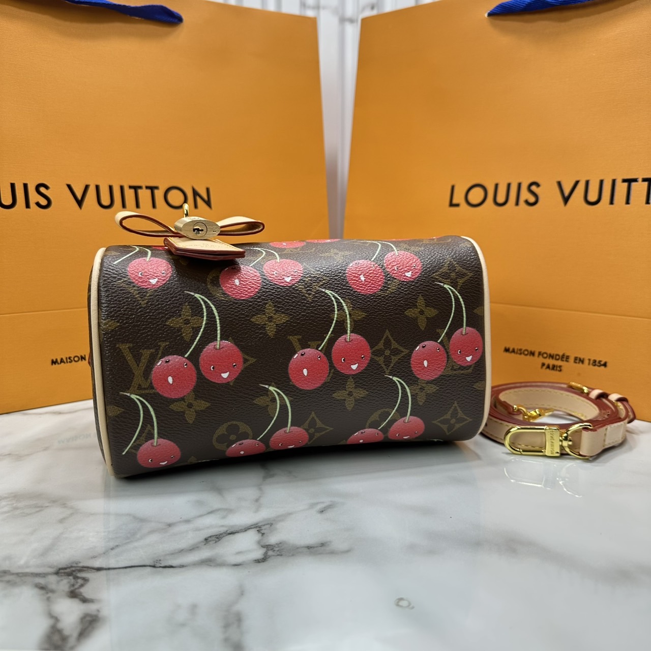 ORI หนังแท้ | 🍒 LV × TM Speedy Bandouliere 20 Bag Cherry Monogram กระเป๋าสะพายทรงหมอนใบเล็ก ดีไซน์สุดเก๋ไก๋ ด้วยลวดลายเชอร์รี่สีสันสดใสและน่ารักปรับลุคให้มีชีวิตชีวา คอลใหม่สุดเอ็กซ์คลูซีฟ