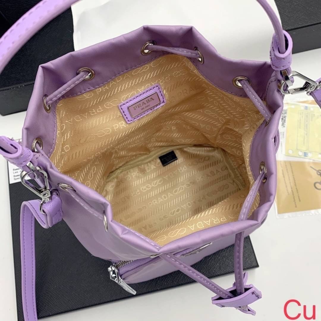 Prada Duet Re-Nylon Bucket shoulder bag / Prada Nylon bucket bag Pastel กระเป๋าสะพายข้าง ไซส์มินิ น้องทรงขนมจีบ น่ารัก น่าใช้ พร้อมสายยาว(ถอดได้) สีพาสเทลน่ารักละมุนมากๆ ค่ะ