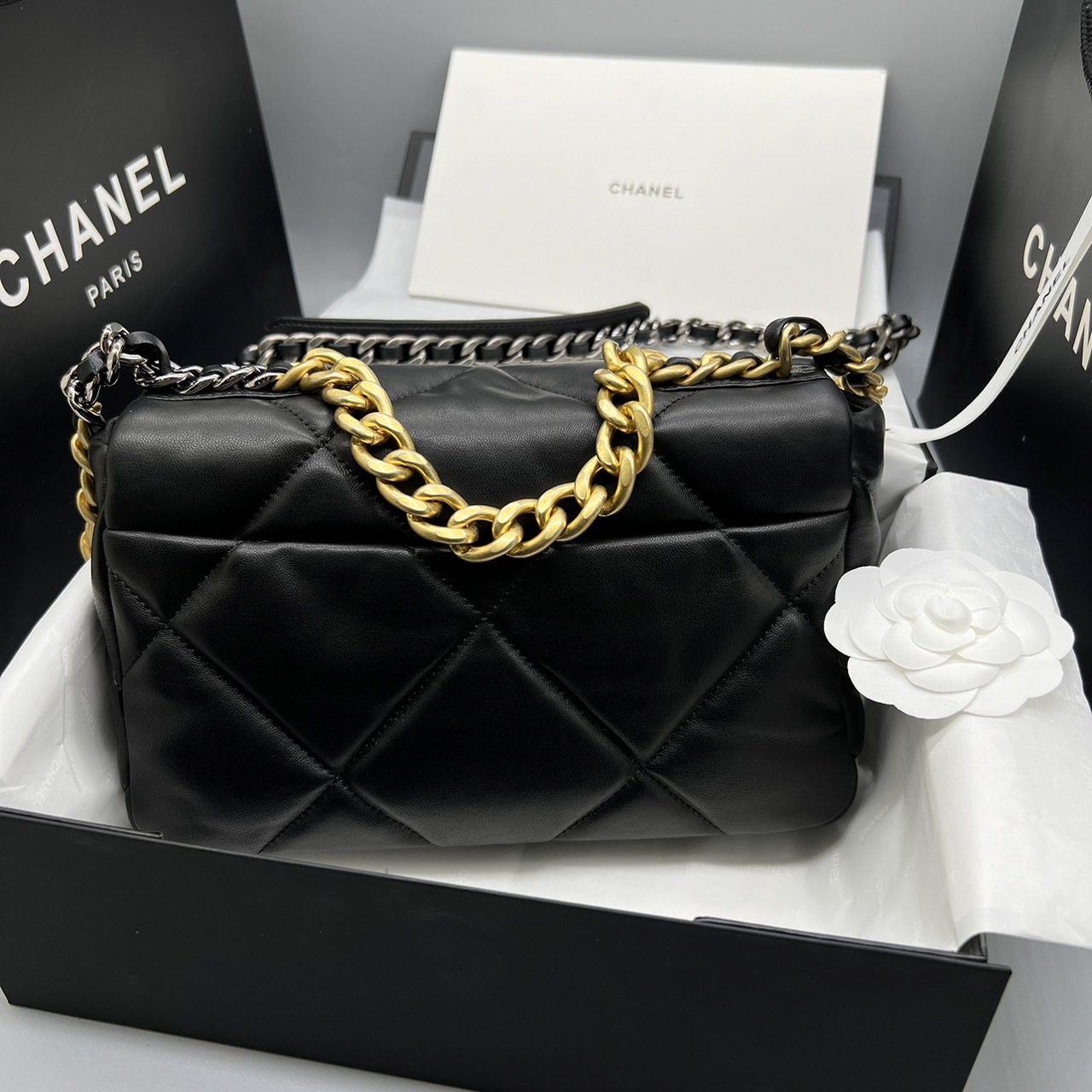 CHANEL 19 HANDBAG กระเป๋าสะพายดีไซส์คลาสสิคหนังแท้นิ่มเงาสวย เกรดออริ ท็อป สลับแท้ 1:1 เกรดดีสุด ผ่านทุก ตม ใช้งานต่างประเทศได้