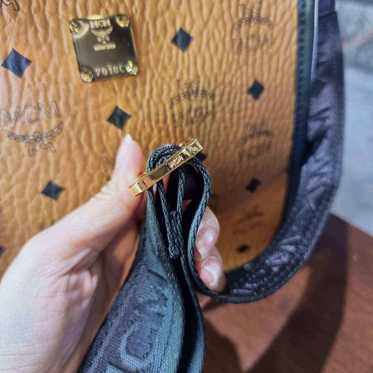 M.C.M KLASSIK LIMITED TOTE IN LEATHER BLOCK กระเป๋าโท้ท รุ่นลิมิเต็ดที่ทำเฉลิมฉลองวันครบรอบแบรนด์ ถือเป็นรุ่นที่หายากมาก ได้มารอบนี้รอบเดียวจ้า โท้ทสวยอยู่ทรง ขนาดกำลังดี พิเศษมากมาพร้อมสายหนังห้อย เข้าเซ็ท และสายสะพายสปอร์ต ถอดได้ ปรับได้ตามตัว รุ่นนี้หน