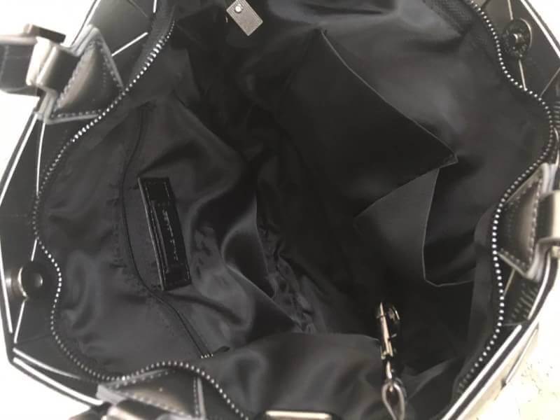 สีเข้าใหม่ล่าสุด ลาย Limited edition หายาก 👍ปรับทรงได้ 2 แบบ น่ารักมาก สี Gloss grey สวยที่สุด มาพร้อมกระต่ายเข้า set เลิศคะ กระเป๋า จากแบรนด์ David Jones กระเป๋าสะพายข้างดีไซน์เกร๋มาก สีสวยหรูมาก ขนาดกะลังดีเลย น้ำหนังเบามากคะ ภายในมีช่องเก็บของจ