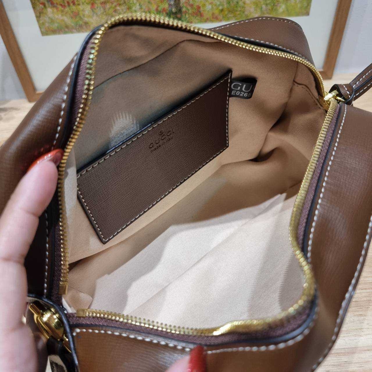 GG HORSEBIT 1955 SMALL SHOULDER BAG ที่สุดของความคลาสสิค กับกระเป๋าสะพายทรง camera ที่ใช้งานง่ายและคล่องตัว โดดเด่นด้วยอะไหล่โลโก้วินเทจเอกลักษณ์