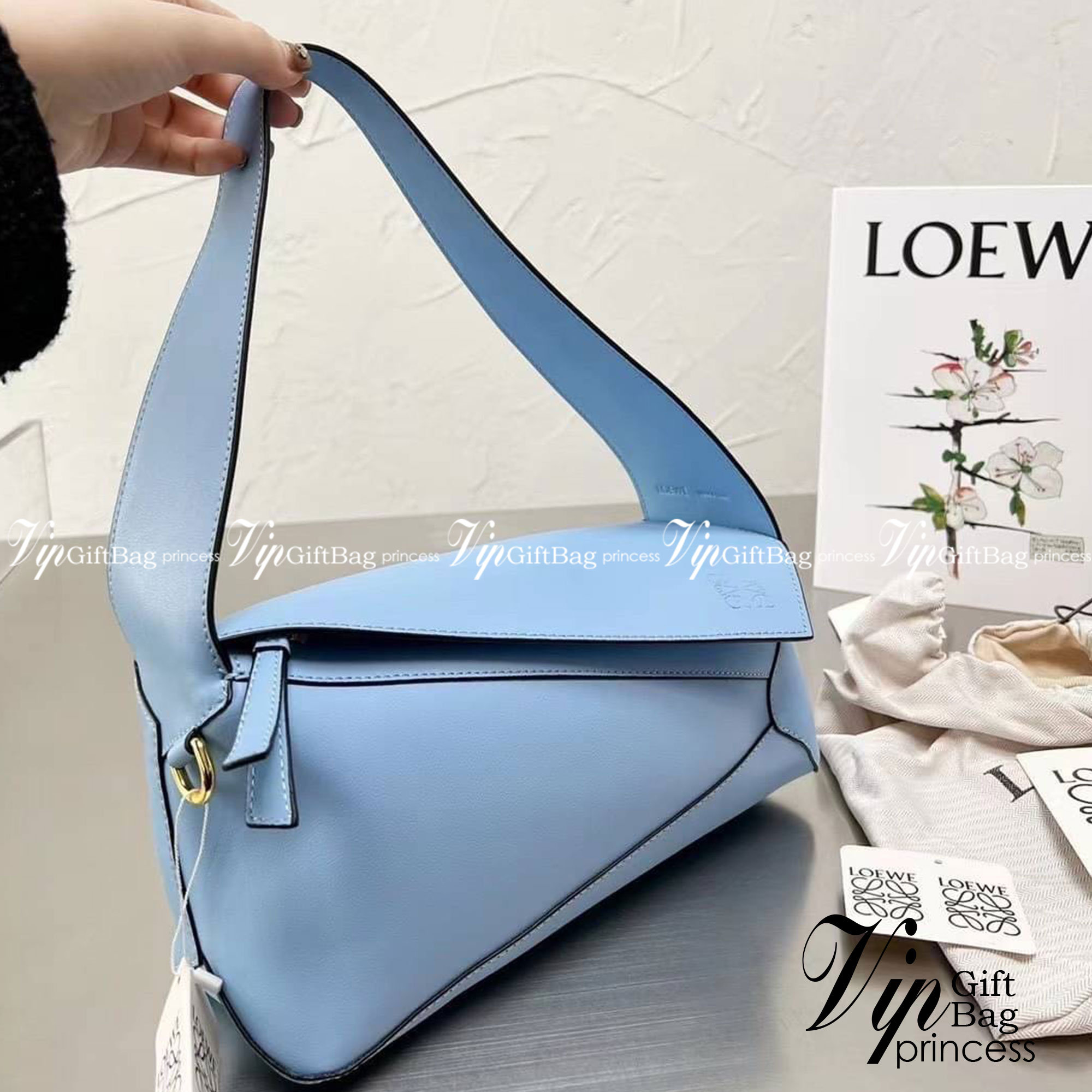 LOEWE Puzzle Hobo bag in nappa calfskin กระเป๋าสะพายไหล่มีความพิเศษในหลายด้าน ไม่ว่าจะเป็นรูปทรงที่แปลกใหม่ มินิมอลด้วยโลโก้อนาแกรมแบบประทับ ดูหรู เป็นกระเป๋า Unisex ที่ไม่ว่าคุณจะเป็นผู้หญิงหรือผู้ชายก็ใช้งานได้