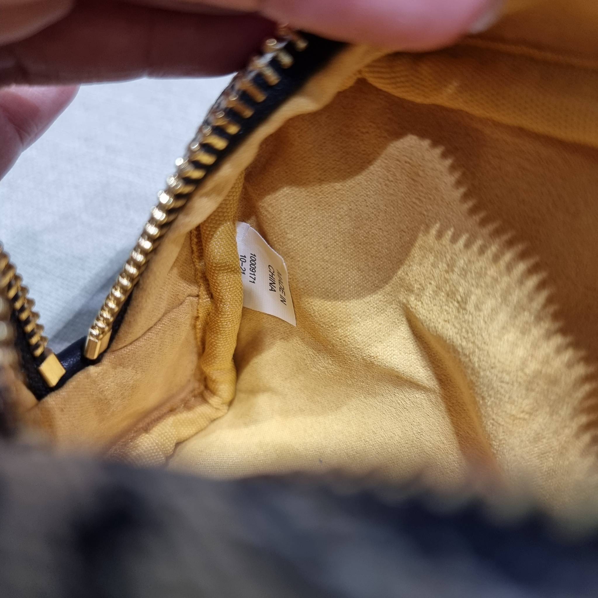 TORY BURCH T MONOGRAM JACQUARD MINI COSMETIC CASE ใหม่ล่าสุด กับกระเป๋าเอนกประสงค์ ที่ไม่ว่าจะไว้ใส่เครื่องสำอางค์ หรือจะไว้พกจำเป็นเช่น เงิน หรือกุญแจต่างๆ น้องใบนี้จัดให้ได้หมด สวยหรู ขนาดเหมาะมือ ถือแล้วขับผิว วัสดุผ้า jacquard รูดเปิด-ปิดด้วยซิป ภายใน