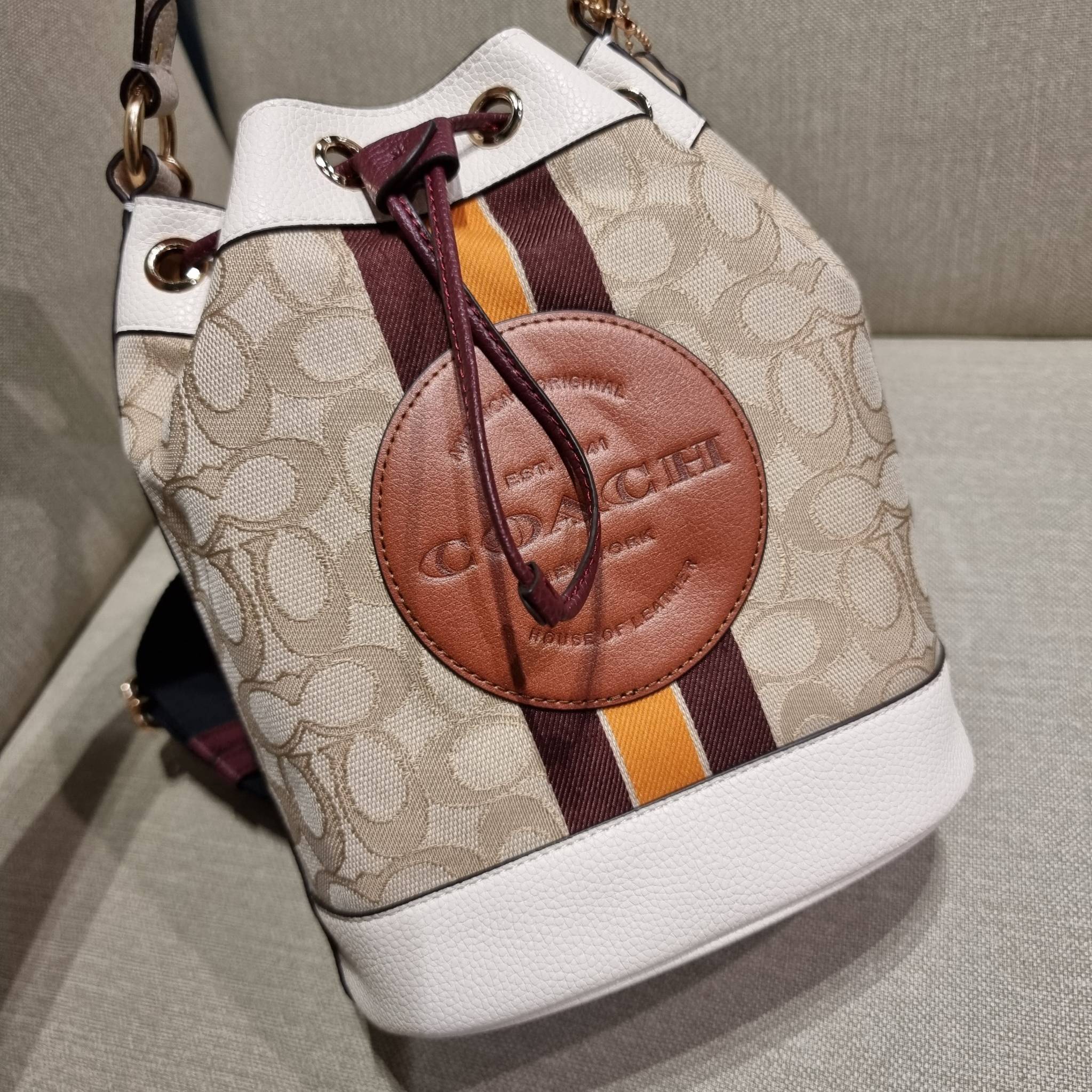 COACH C7084 DEMPSEY DRAWSTRING BUCKET BAG IN SIGNATURE JACQUARD WITH STRIPE AND COACH PATCH พี่สาวใบใหญ่สุดสวยมาแล้วจ้า!! กระเป๋าทรงถังไซส์ใหญ่ ที่สาวๆรอคอย ใช้งานง่ายด้วยการรูดหนังปิดรอบปากกระเป๋า ทุกอย่างลงตัวที่สุด!! โดดเด่นด้วยลวดลายสีสันที่ละมุนมาก ว