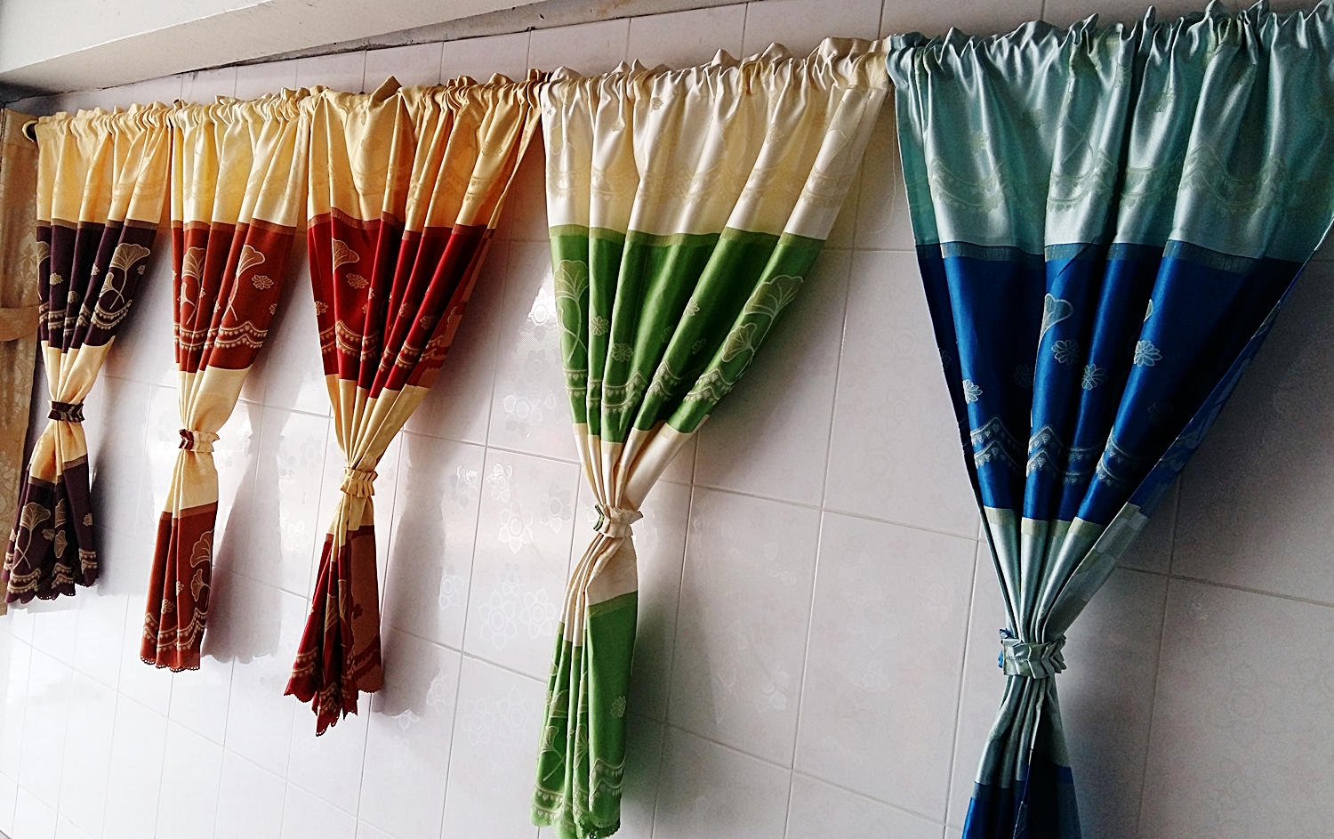 ผ้าม่านหน้าต่างแบบสอด ลายใบไม้ สีน้ำตาล